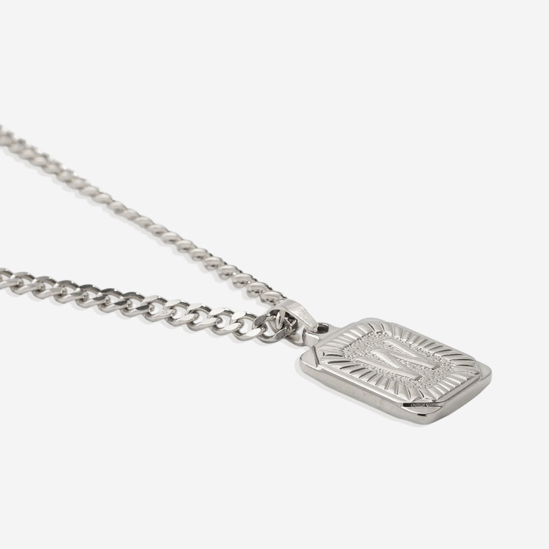 Collier pendentif carte initiale avec chaîne gourmette