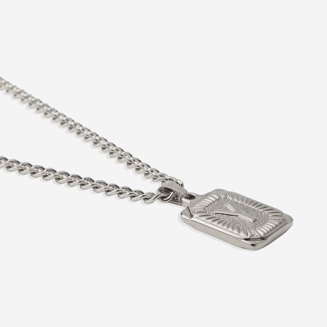 Collier pendentif carte initiale avec chaîne gourmette