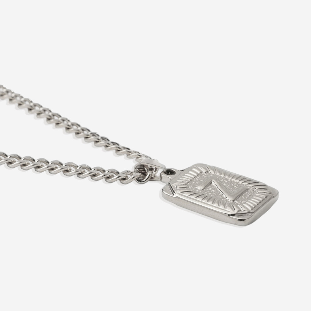 Collier pendentif carte initiale avec chaîne gourmette