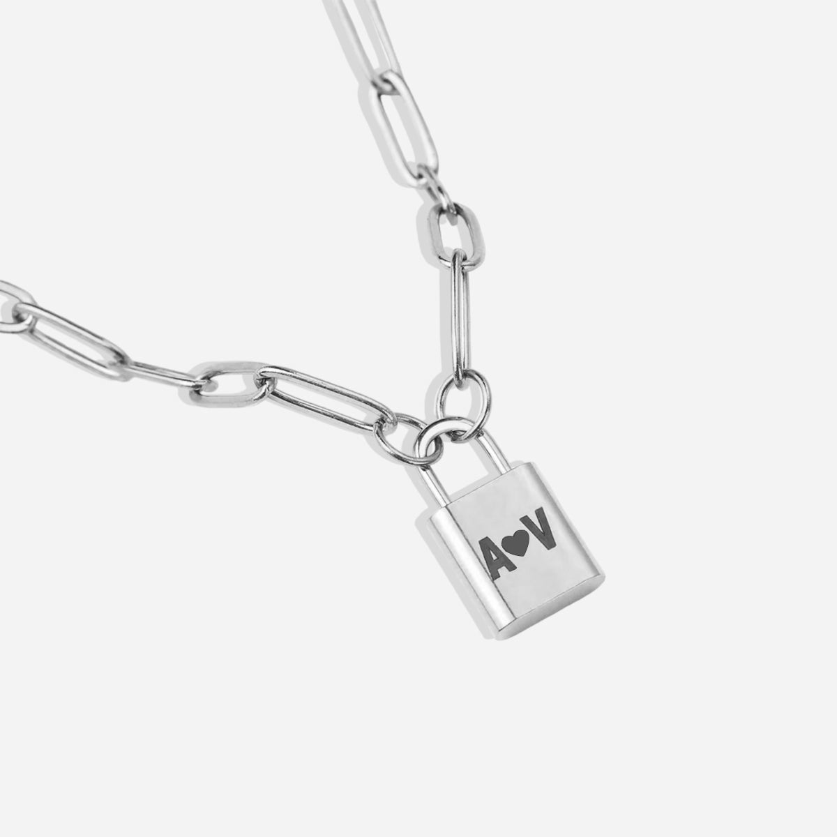 Collier pendentif cadenas initial
