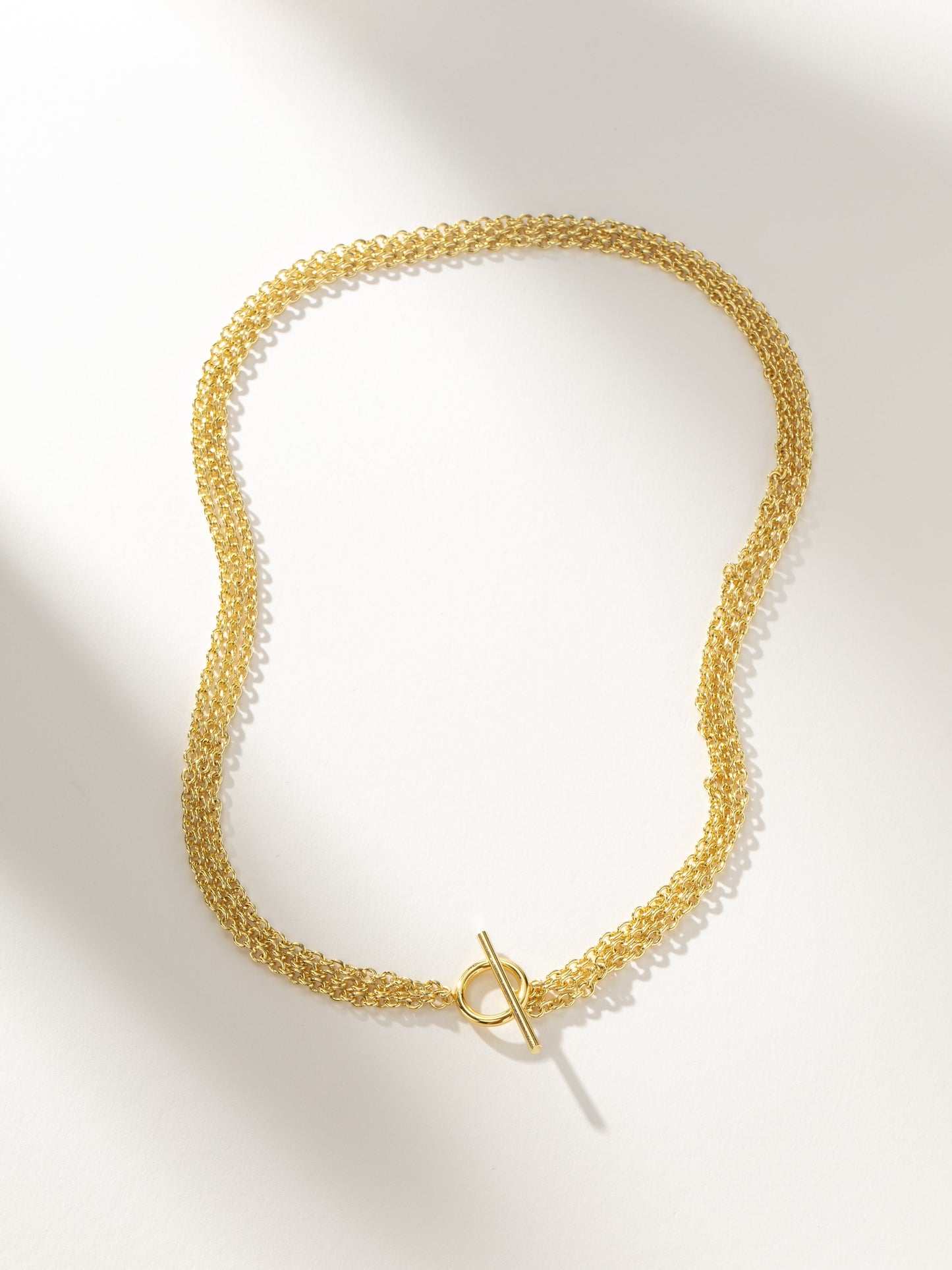 Collier emblématique à trois chaînes