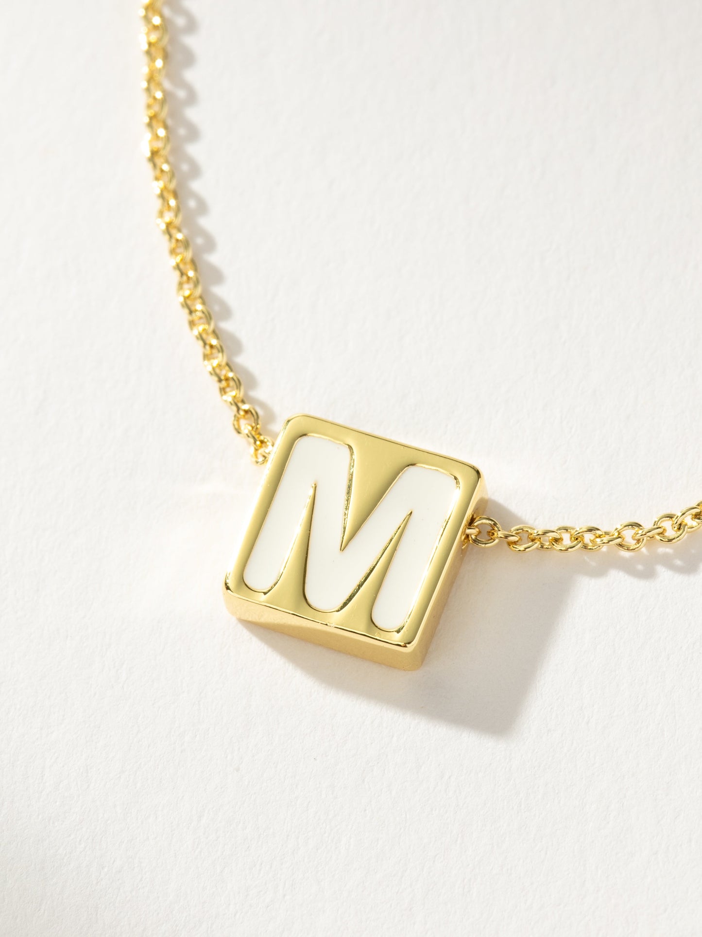 Collier avec lettres en gras