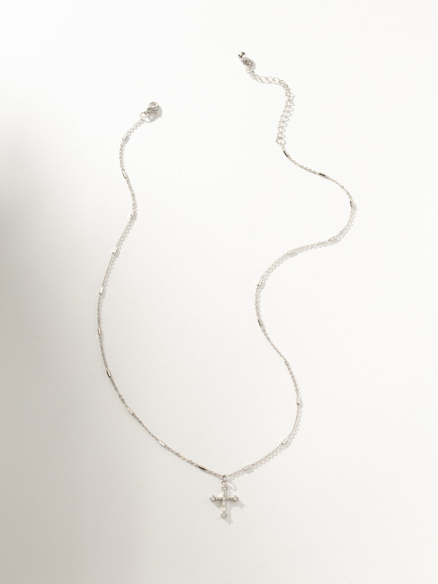 Collier avec pendentif en croix audacieuse