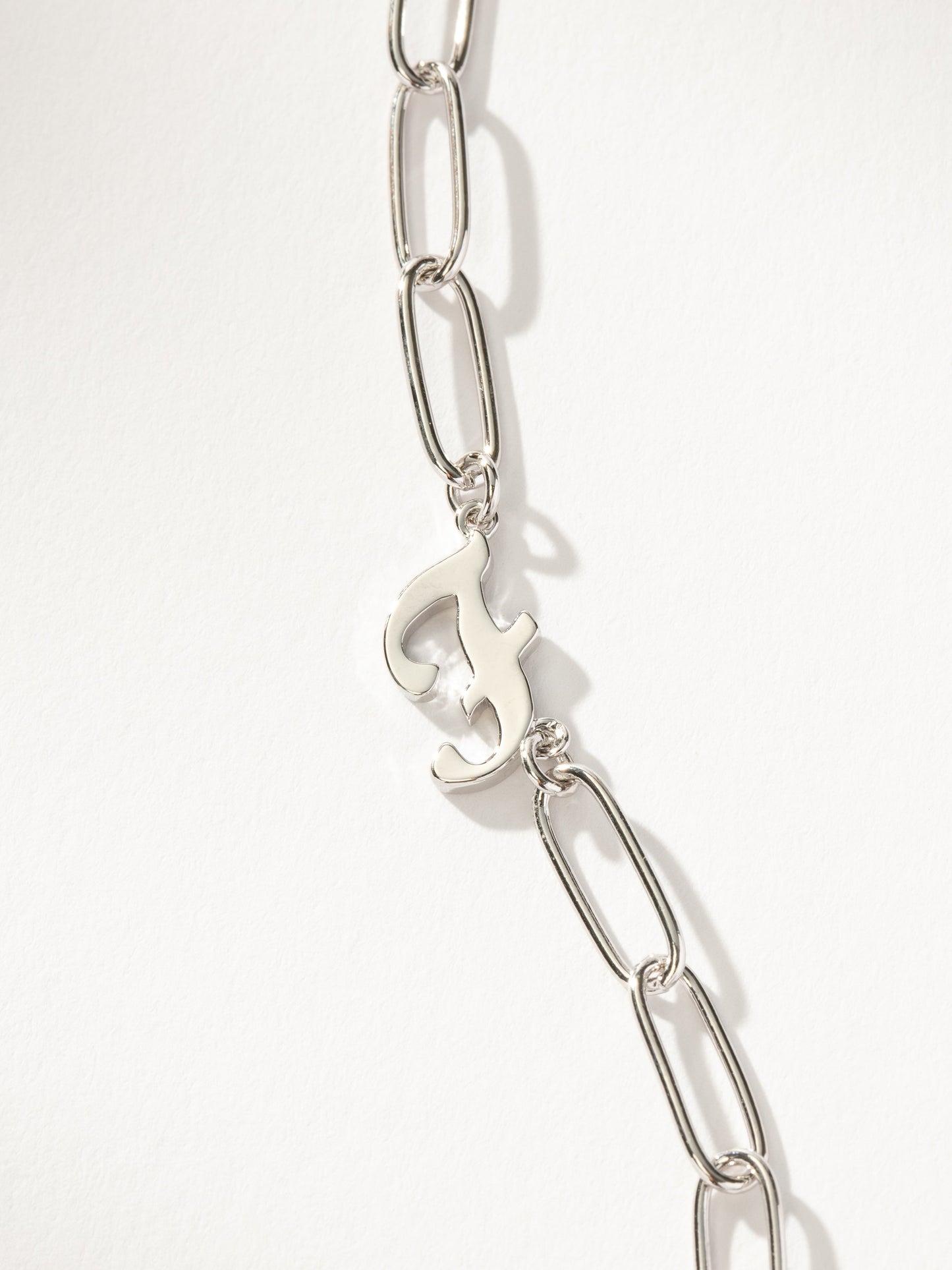 Collier avec initiales cursives