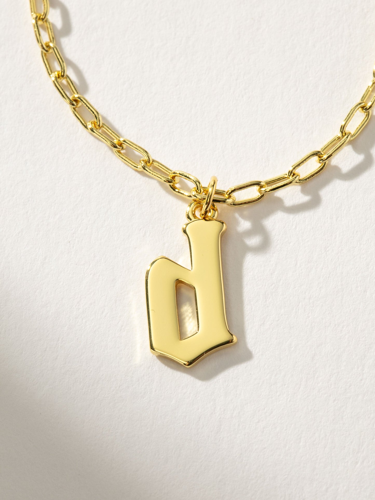 Collier pendentif initial gothique