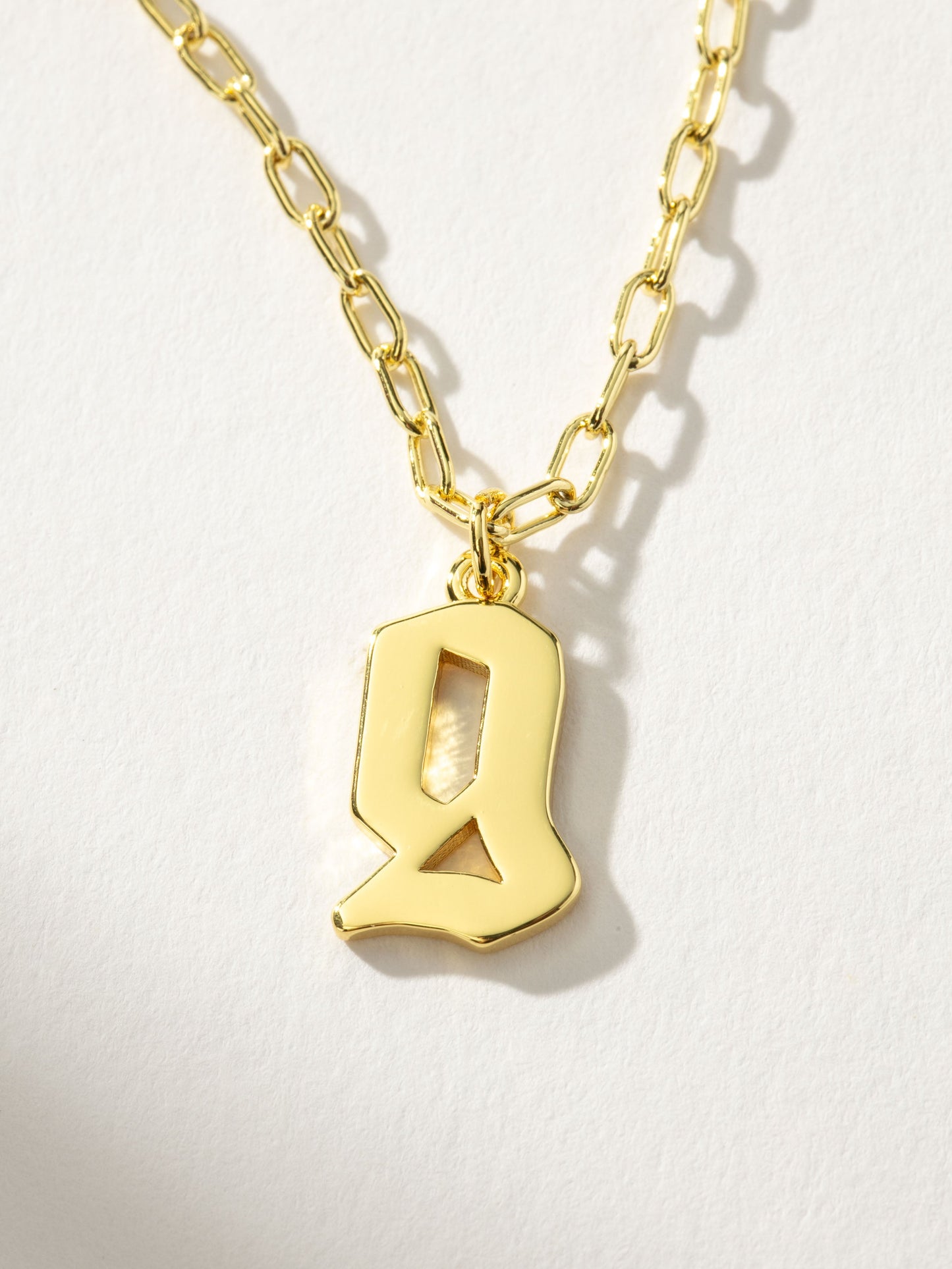 Collier pendentif initial gothique