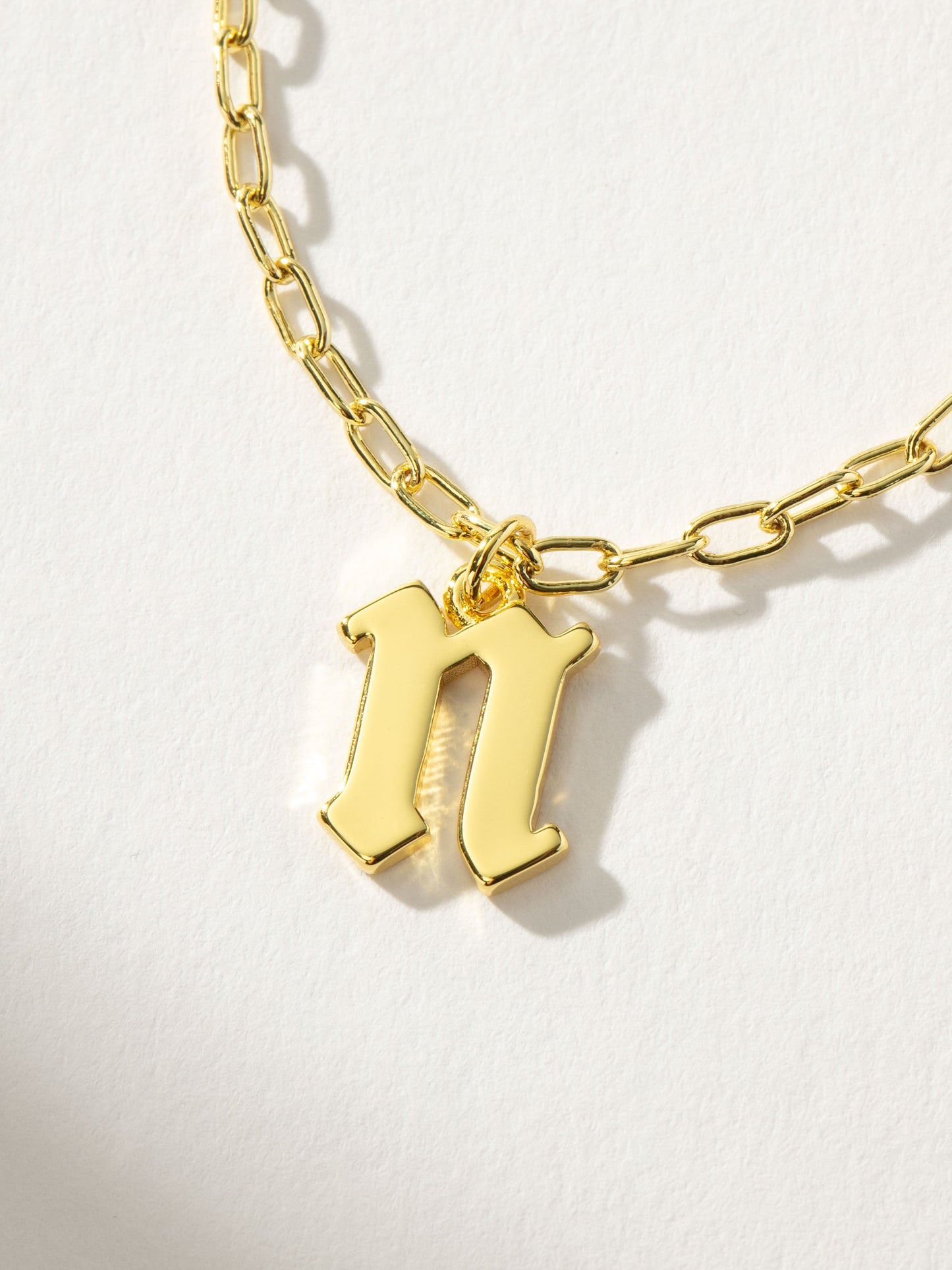 Collier pendentif initial gothique