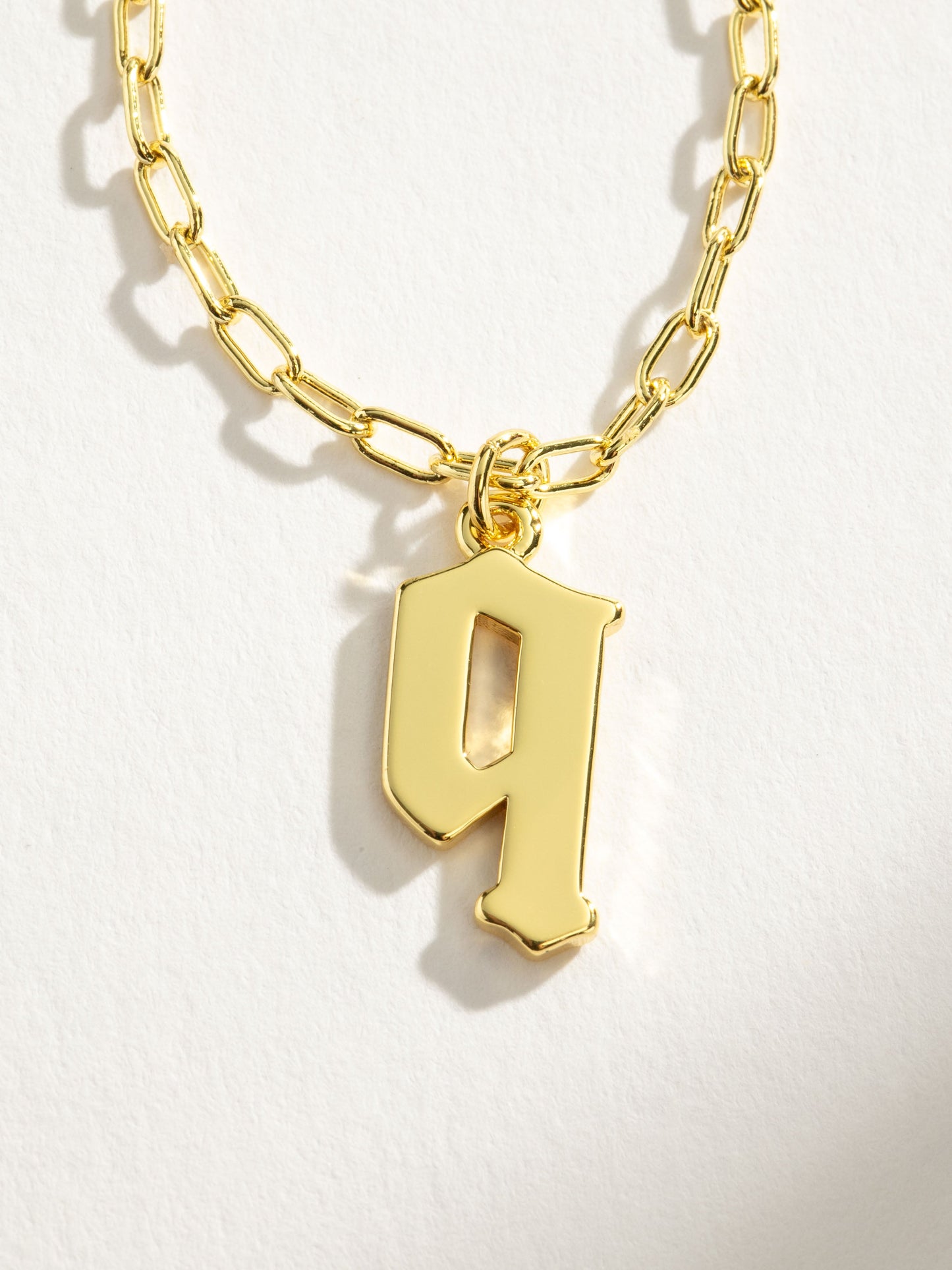 Collier pendentif initial gothique