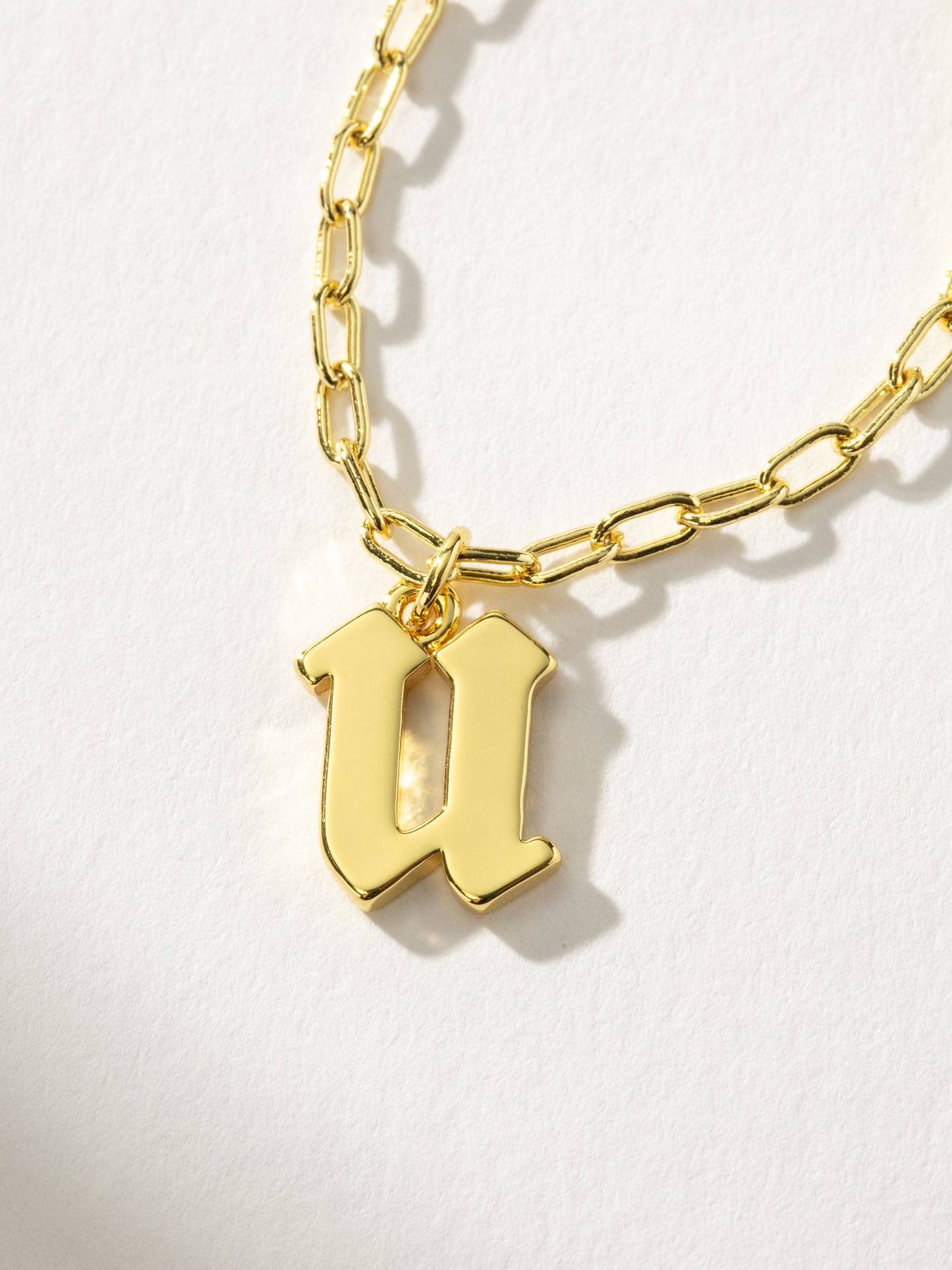 Collier pendentif initial gothique