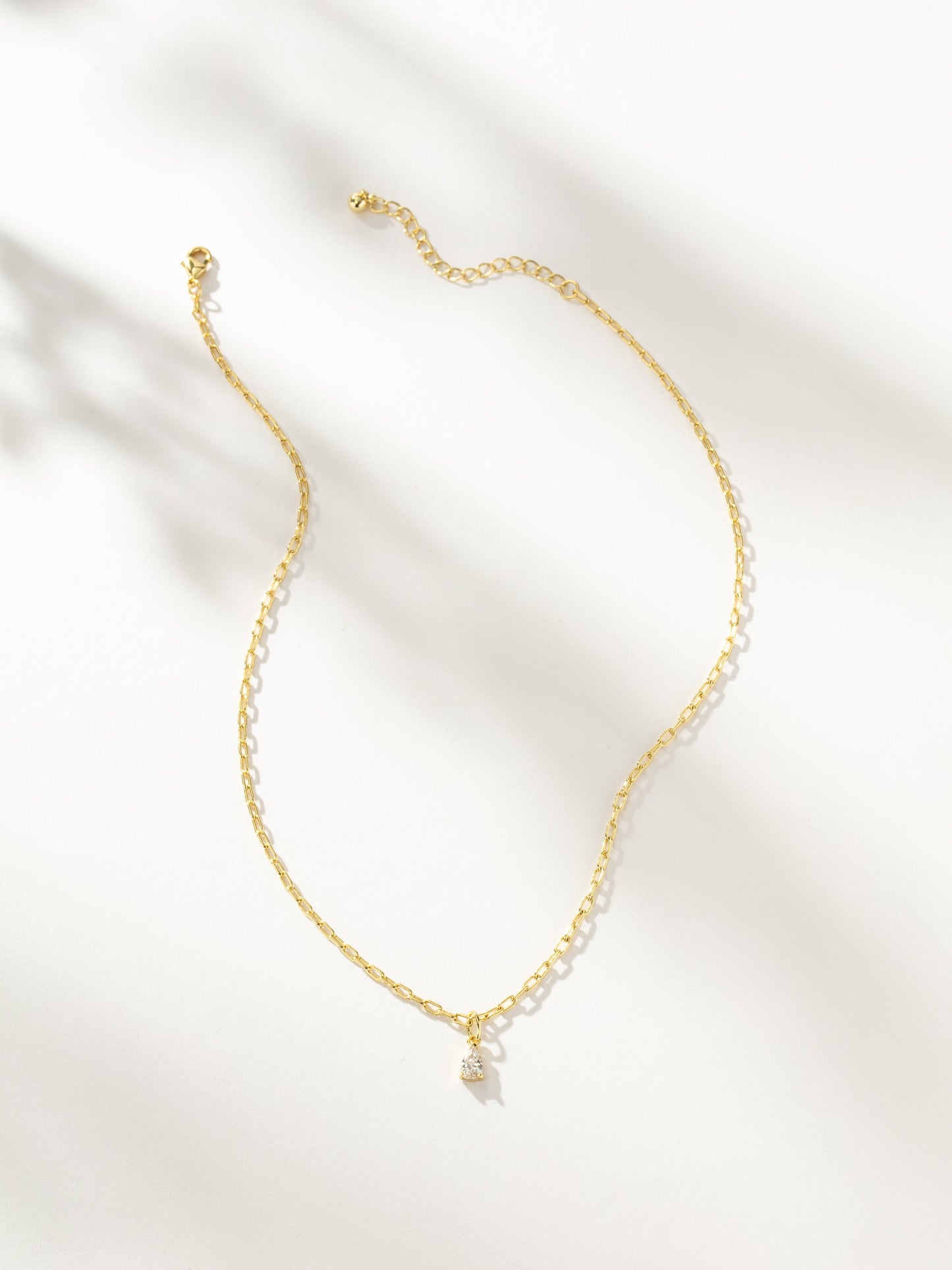 Collier pendentif en forme de larme