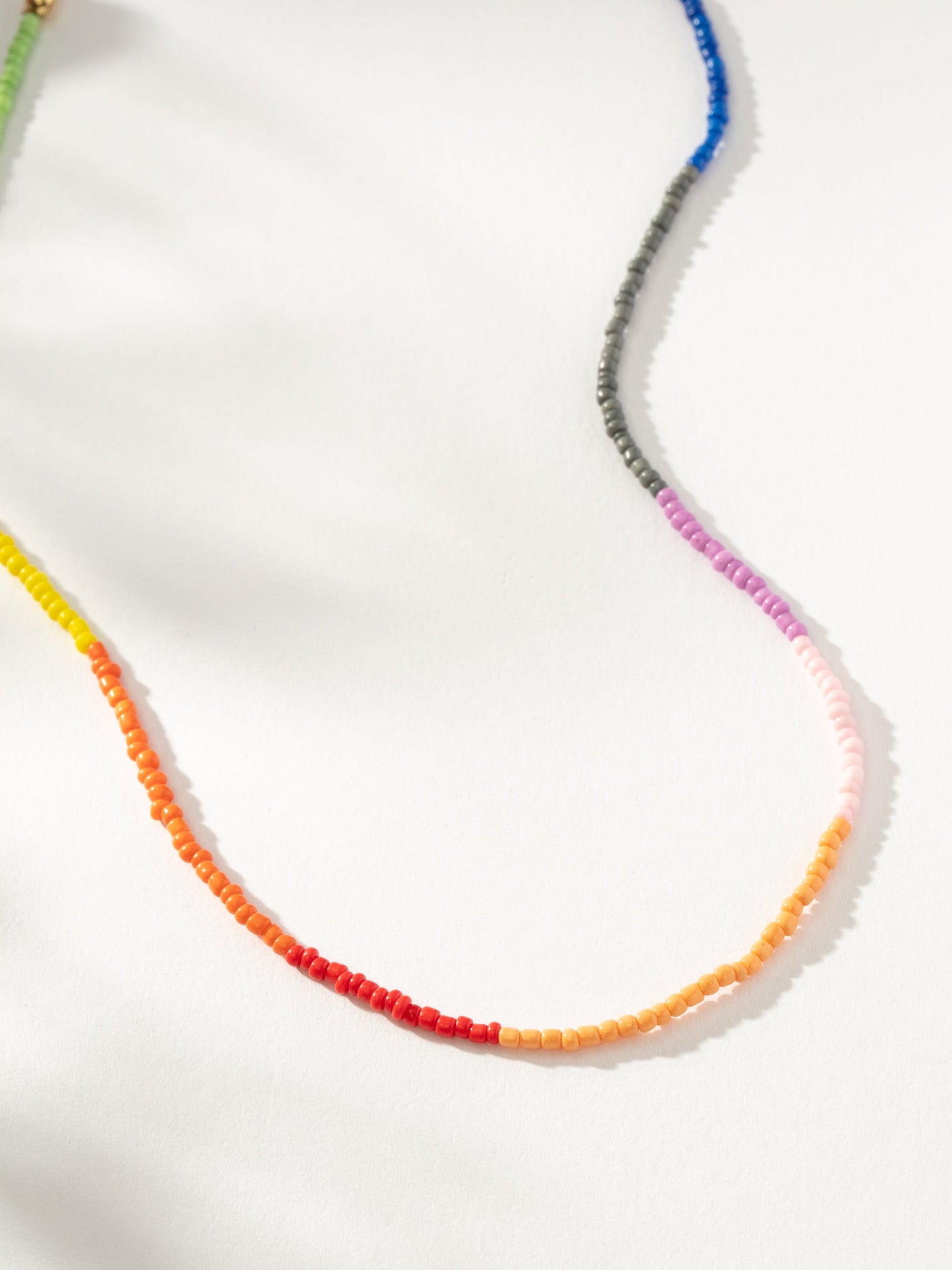Collier de perles à blocs de couleurs