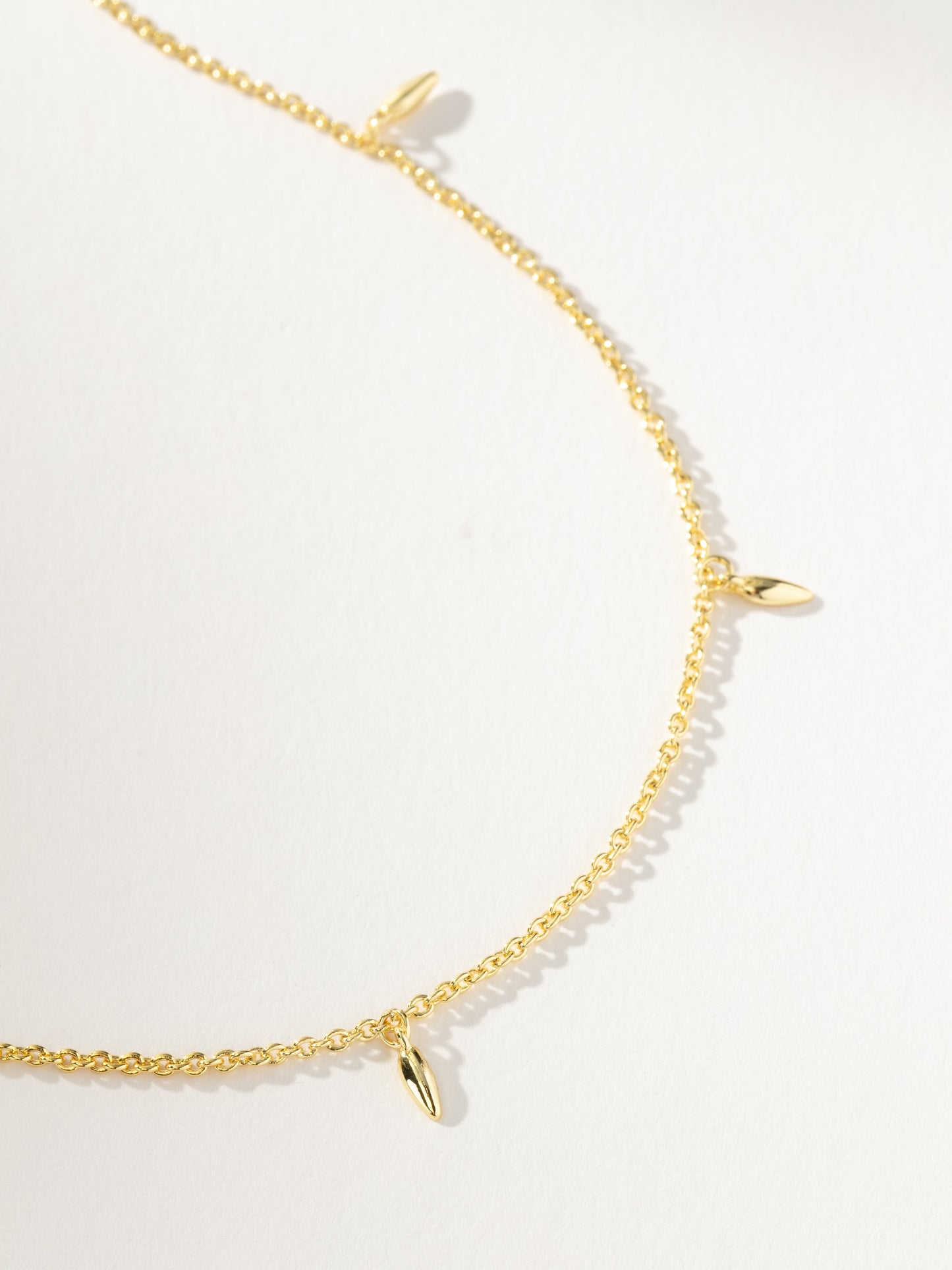 Collier délicat à superposer