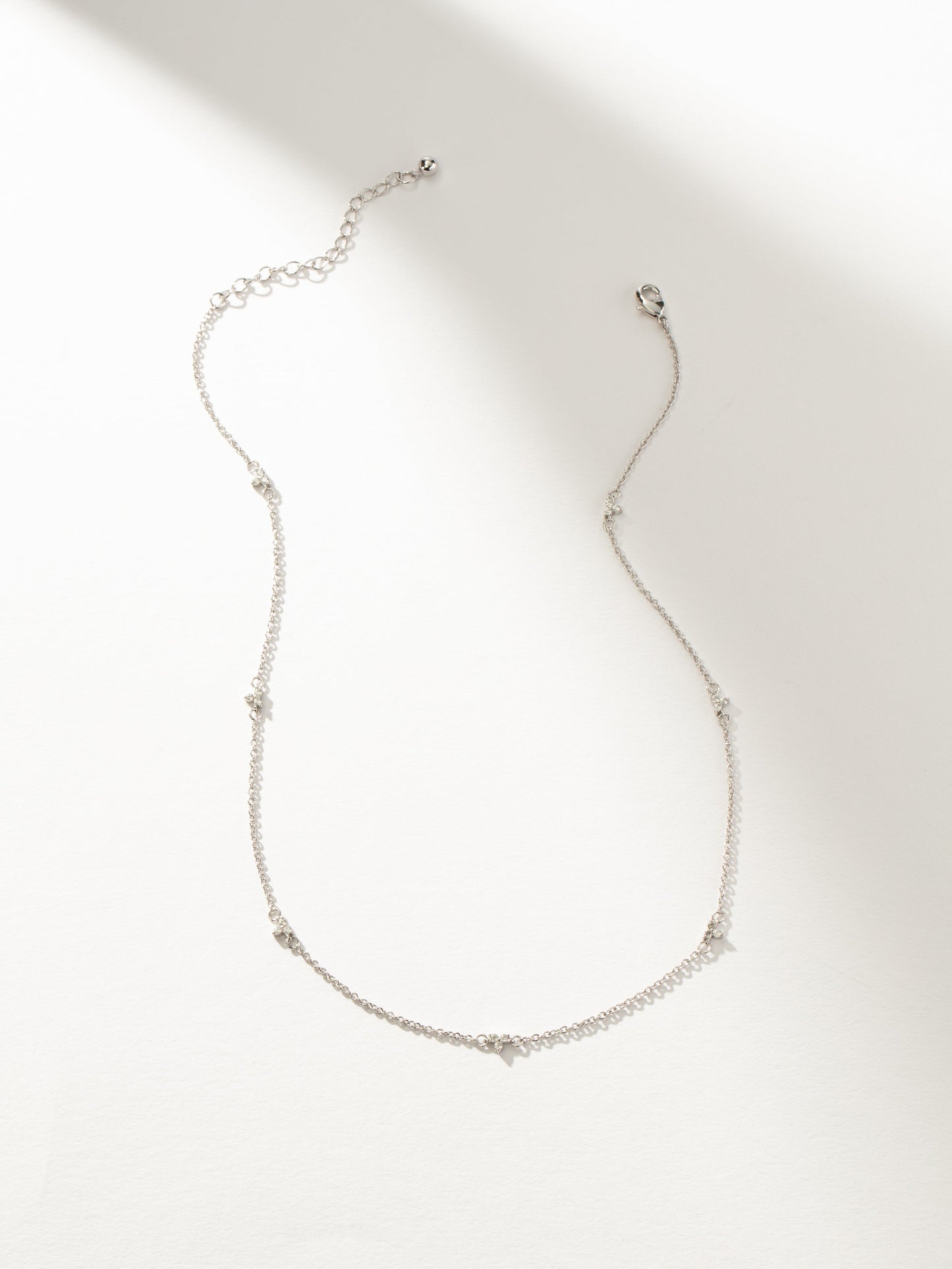 Collier chaîne délicat en fleurs