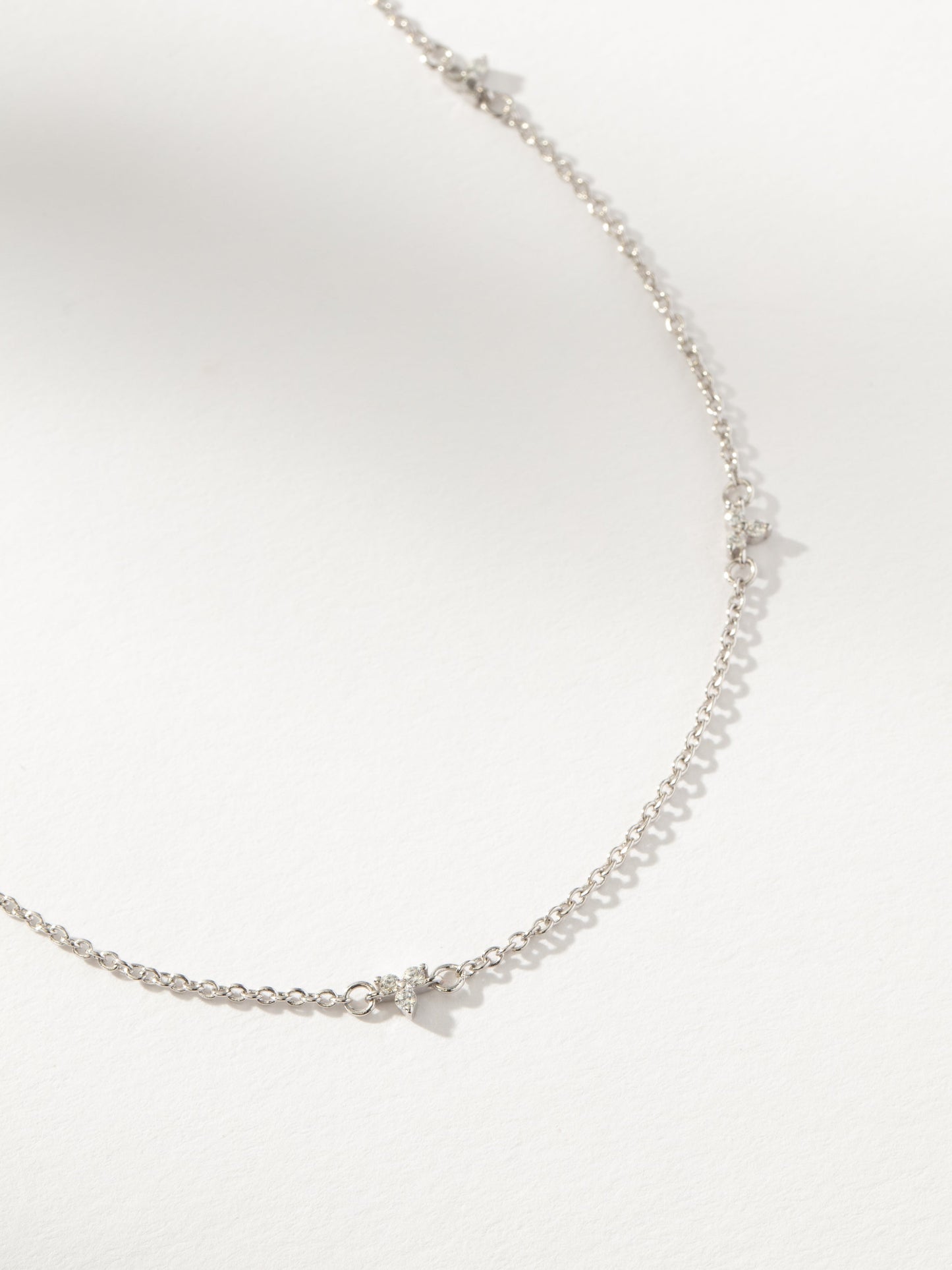 Collier chaîne délicat en fleurs