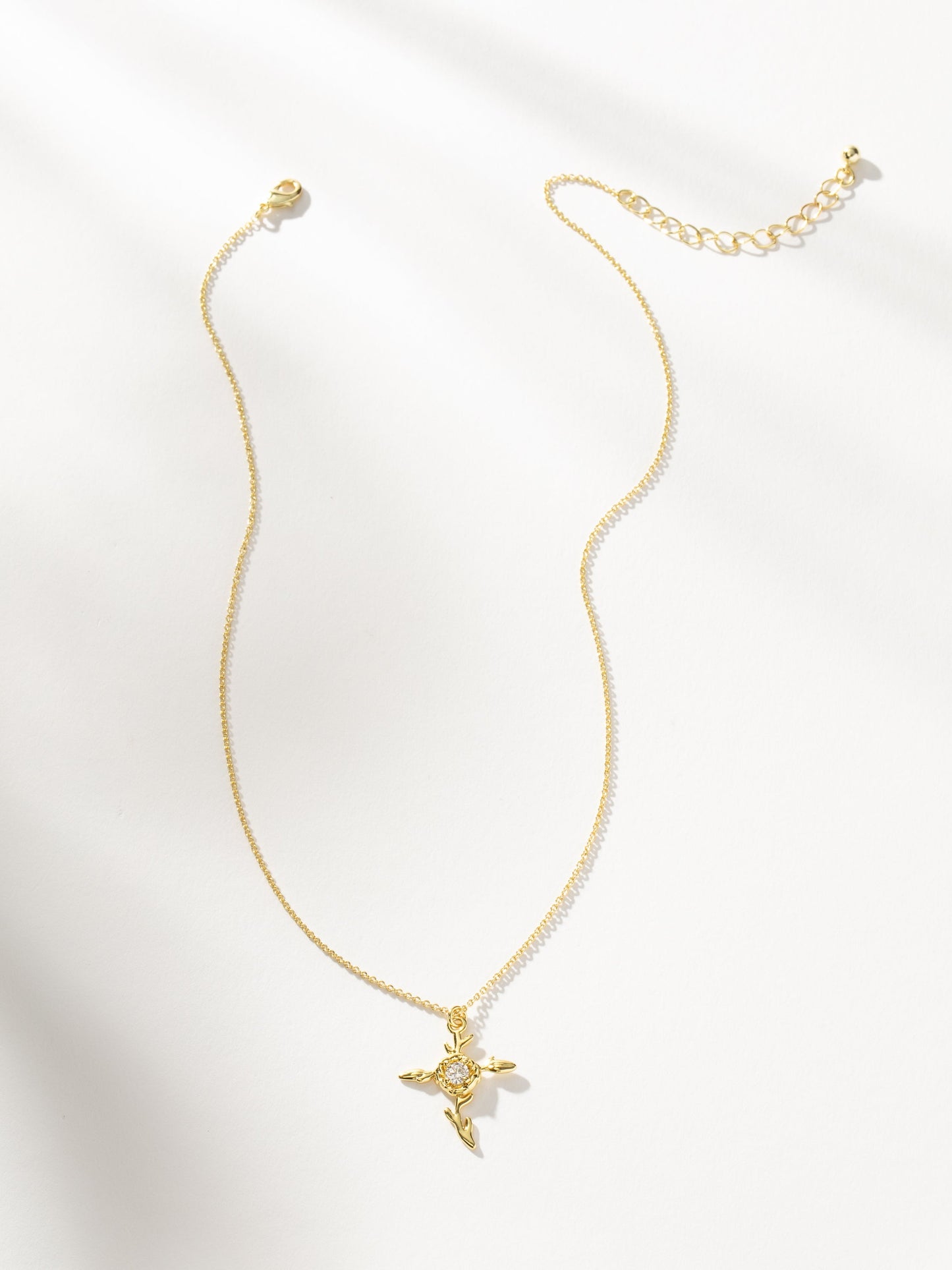 Collier avec pendentif croix rose