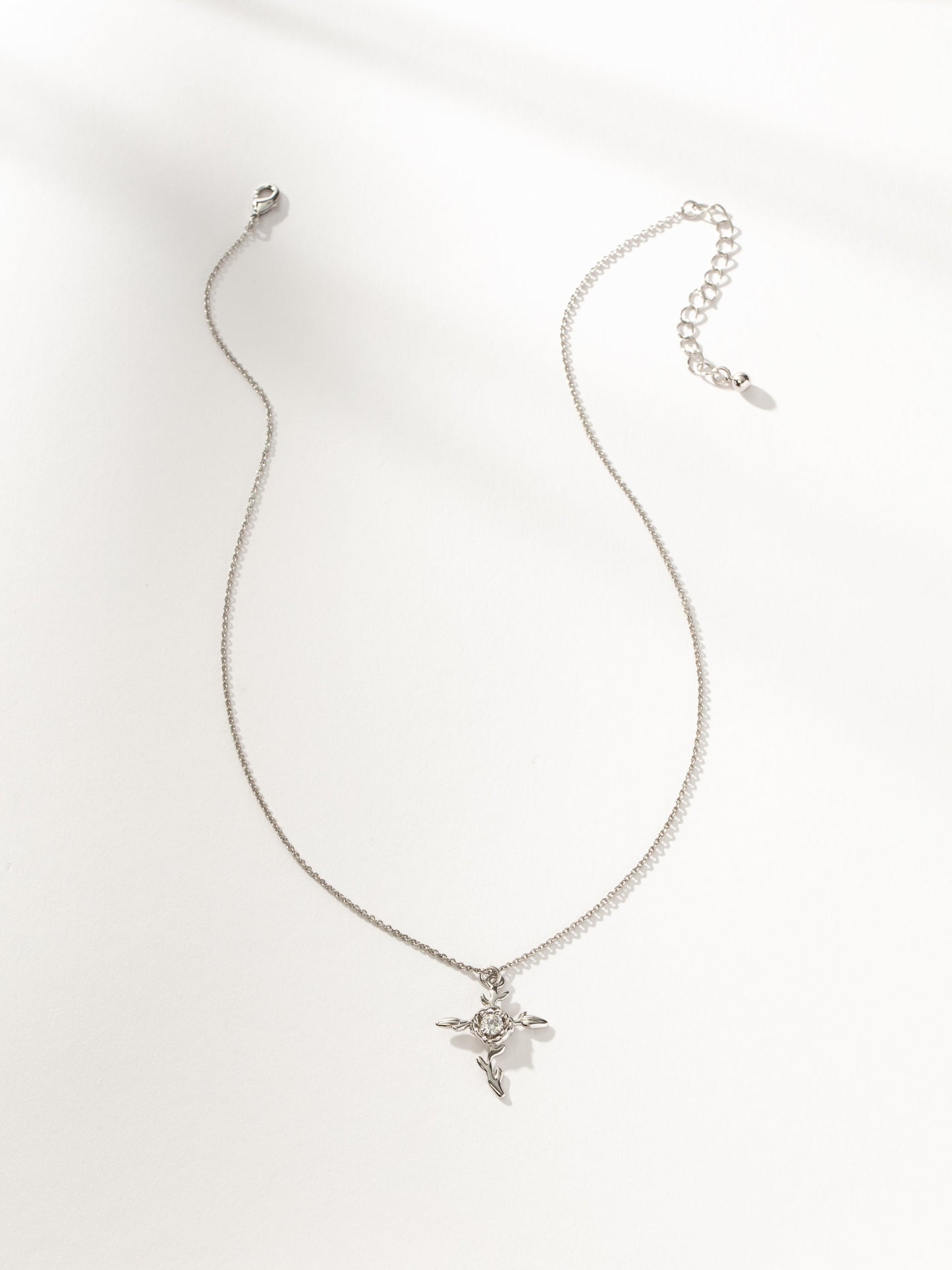 Collier avec pendentif croix rose