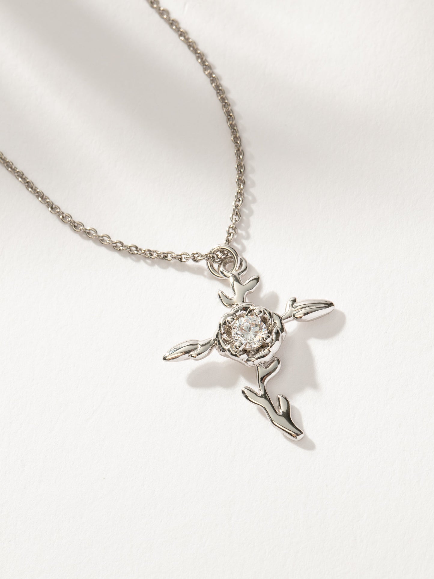 Collier avec pendentif croix rose