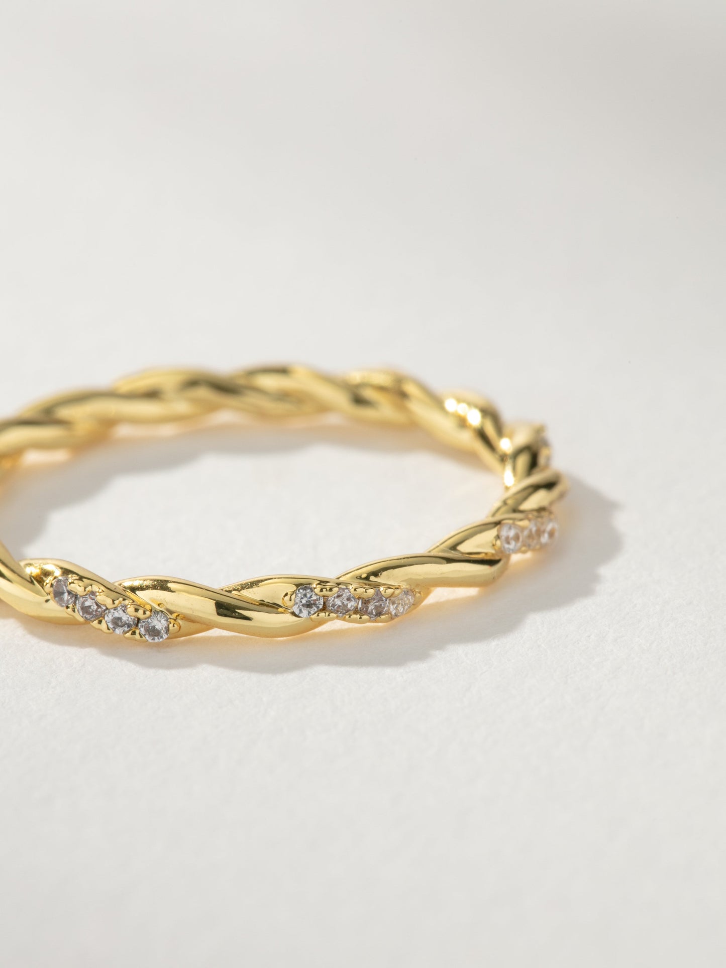 Bague torsadée délicate