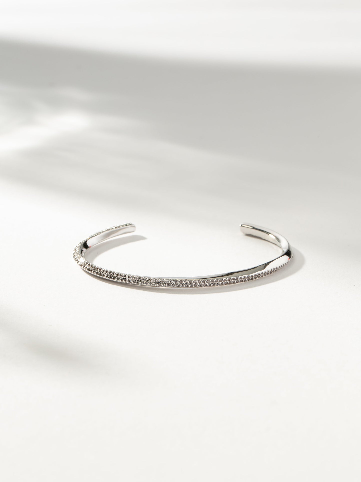 Bracelet pavé pour femme moderne
