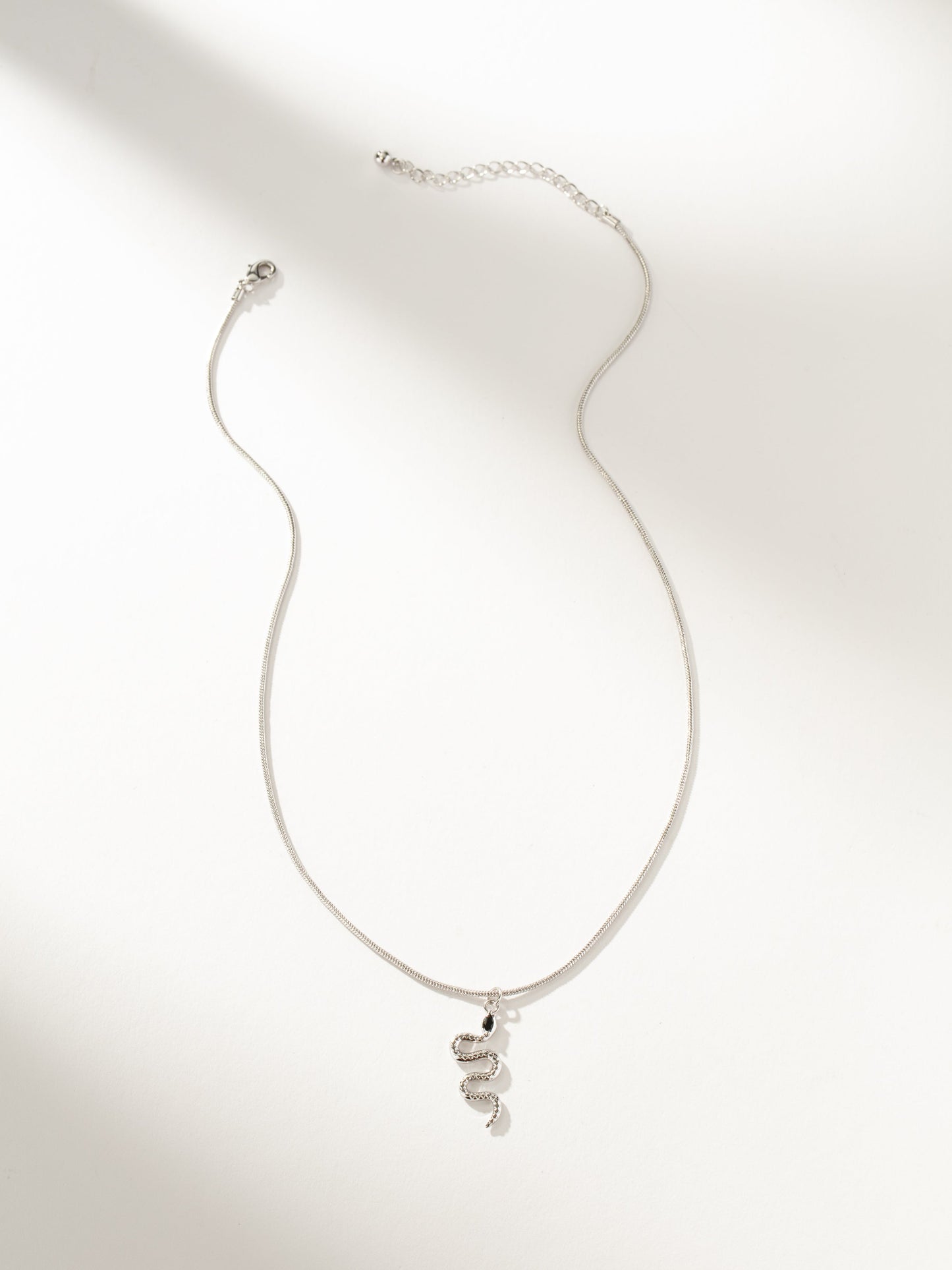 Collier pendentif serpent