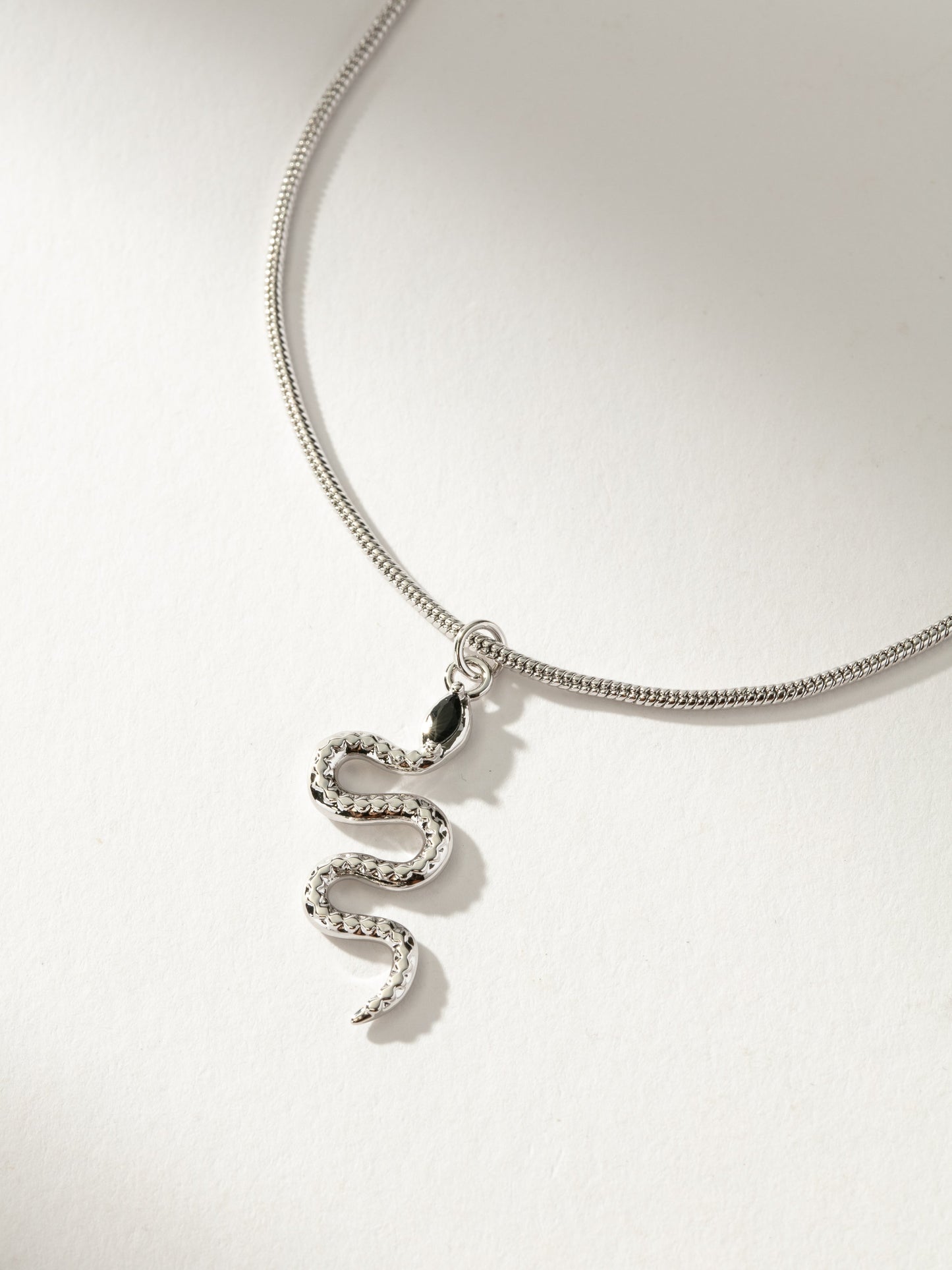 Collier pendentif serpent