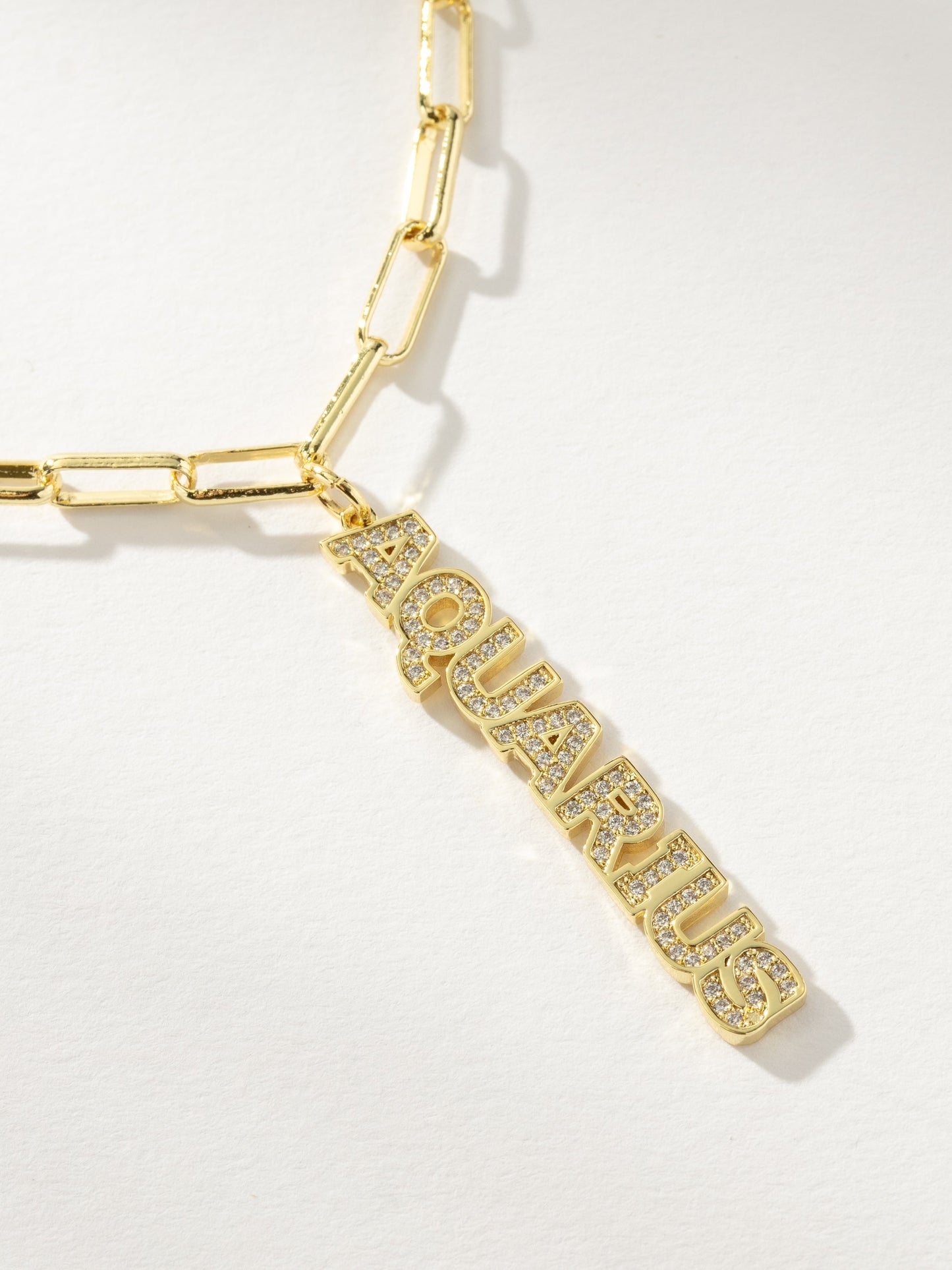 Collier pendentif avec plaque signalétique du zodiaque