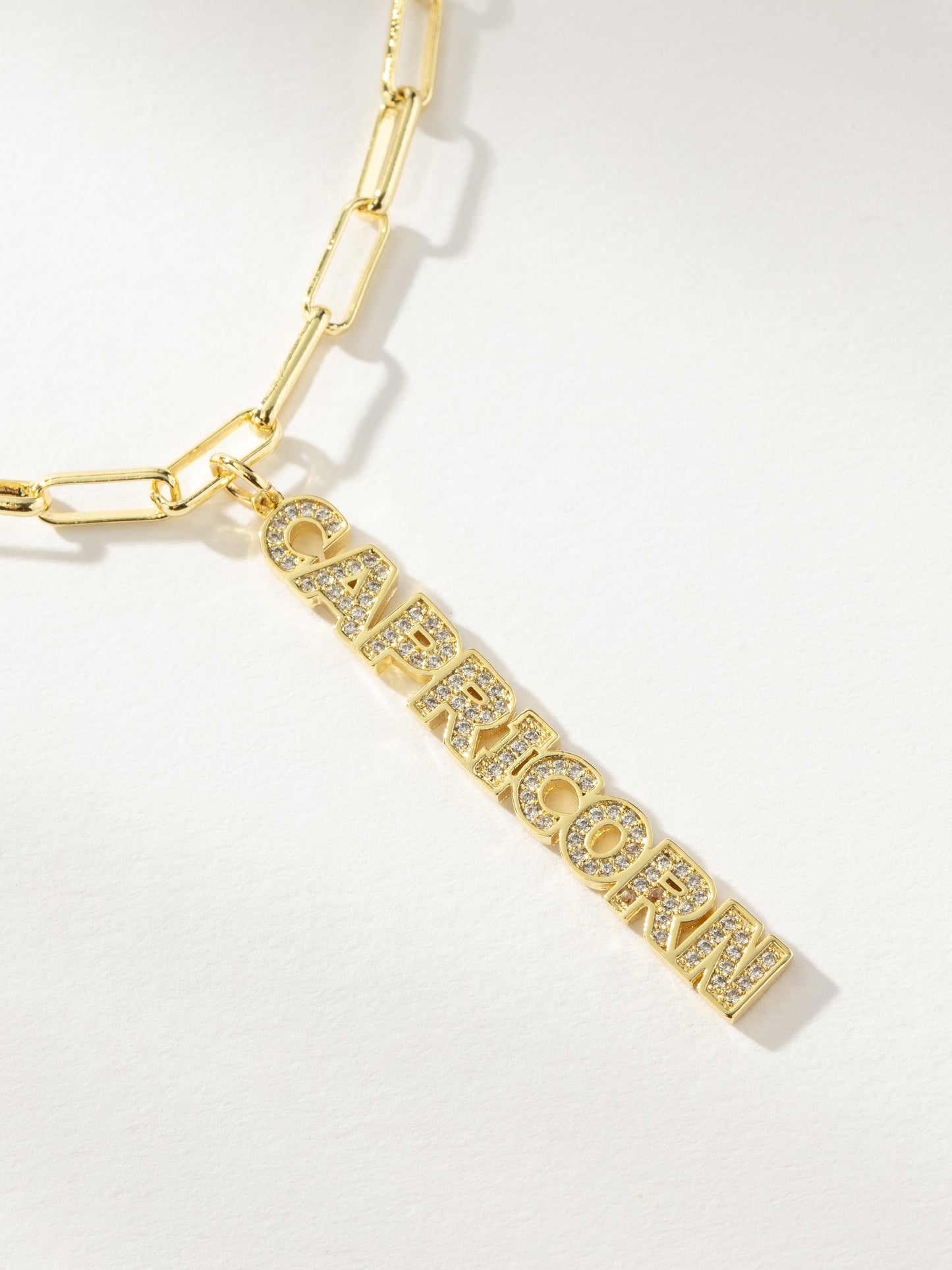 Collier pendentif avec plaque signalétique du zodiaque