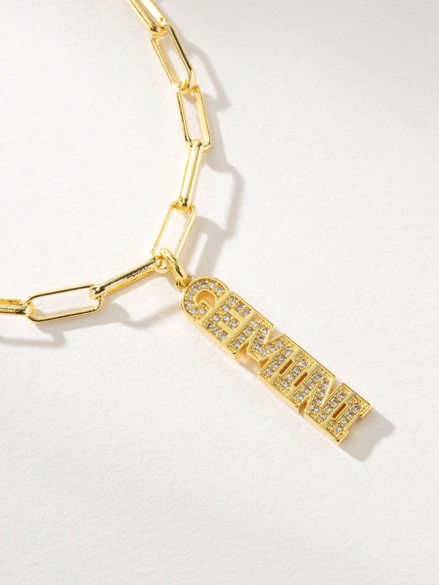 Collier pendentif avec plaque signalétique du zodiaque