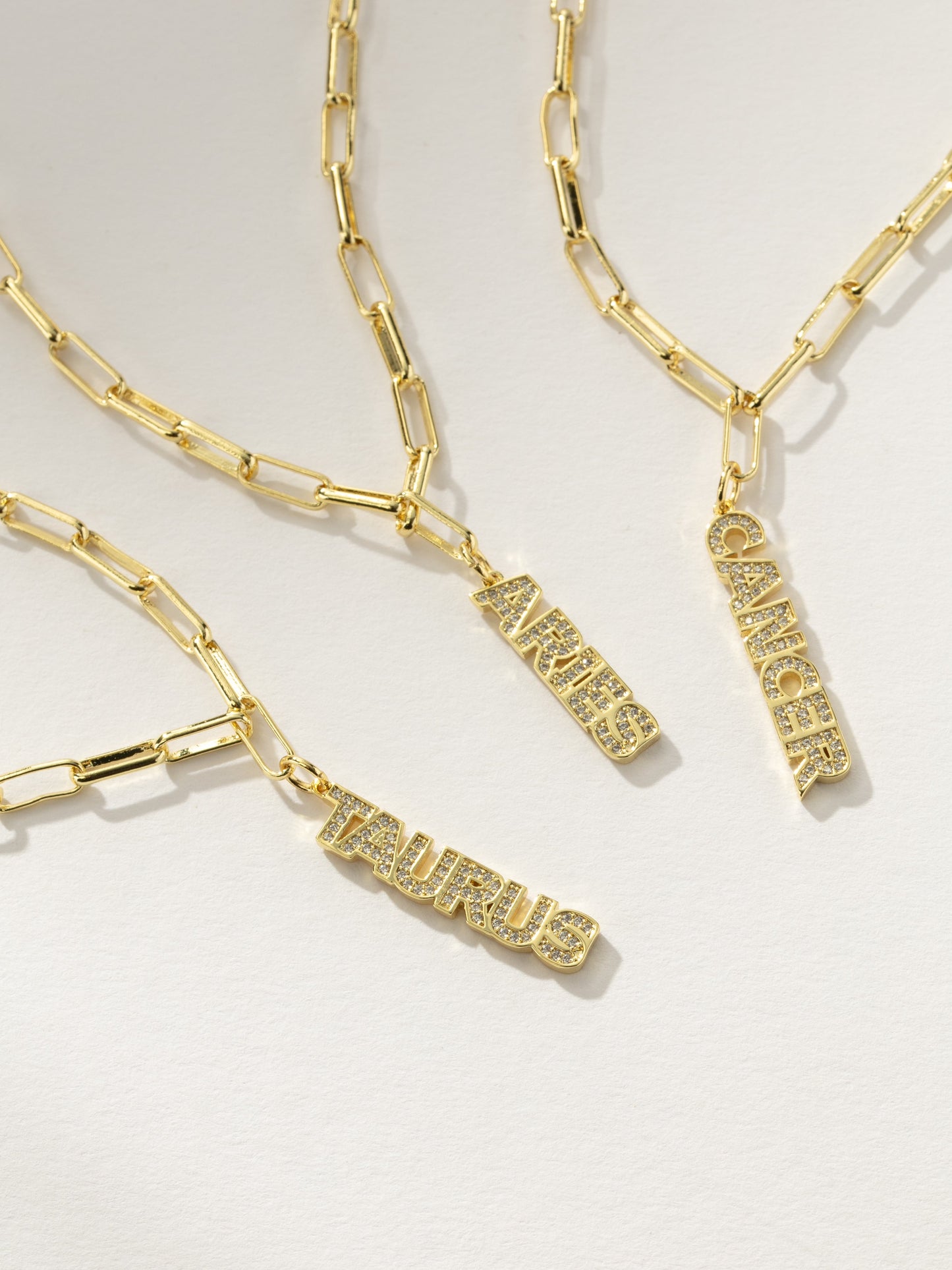 Collier pendentif avec plaque signalétique du zodiaque