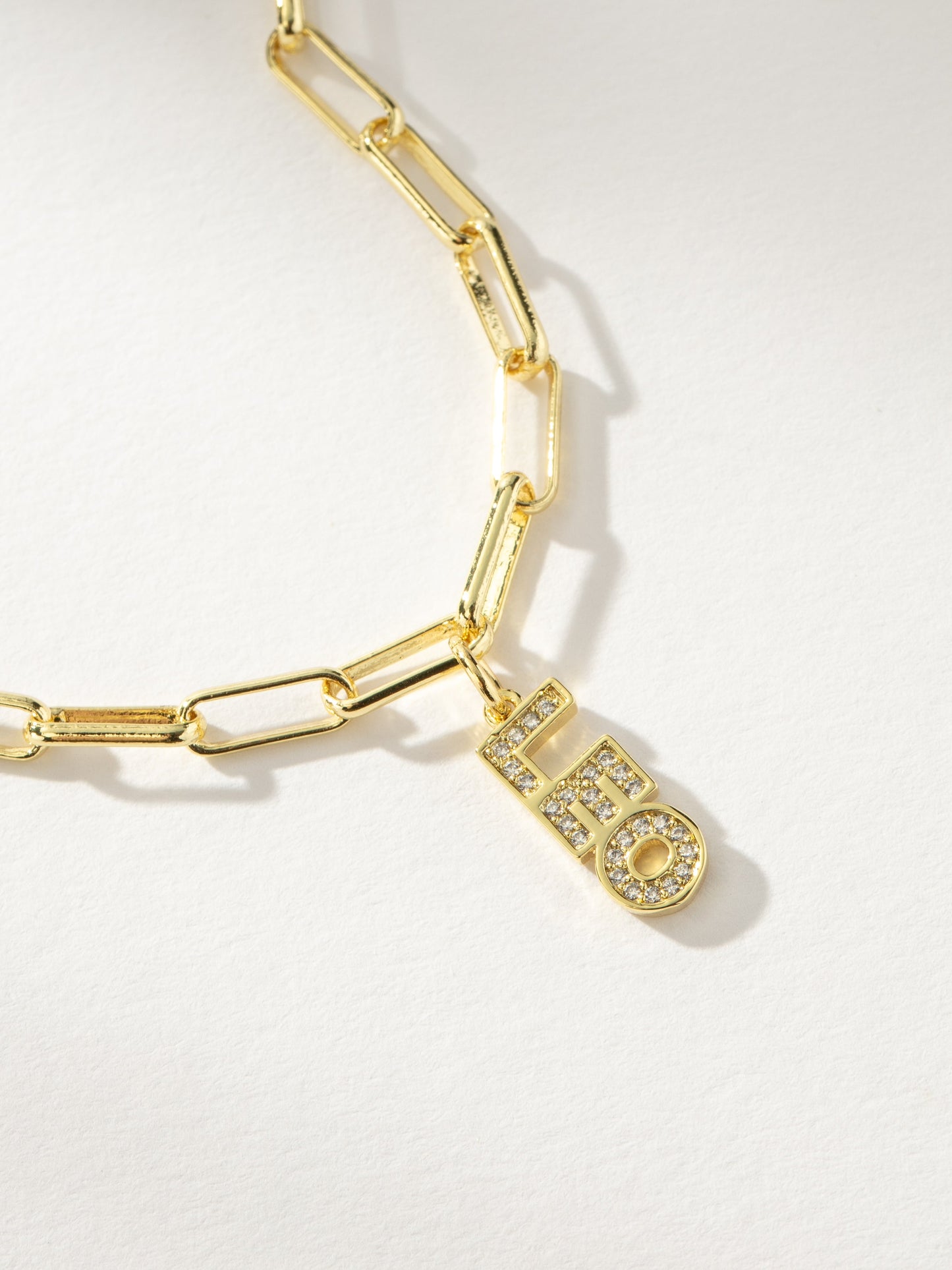 Collier pendentif avec plaque signalétique du zodiaque