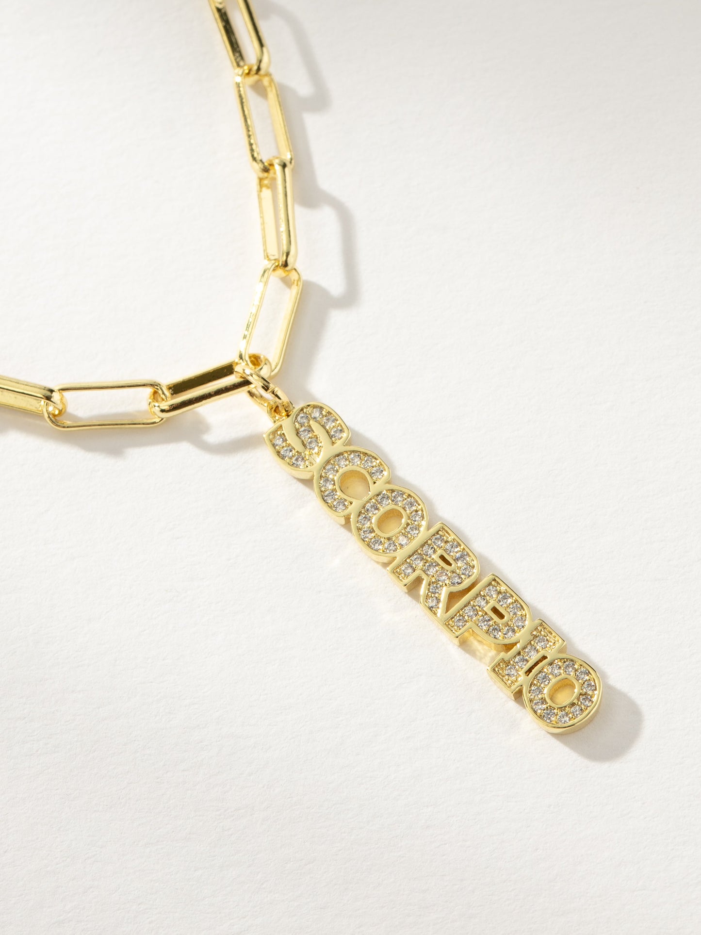 Collier pendentif avec plaque signalétique du zodiaque