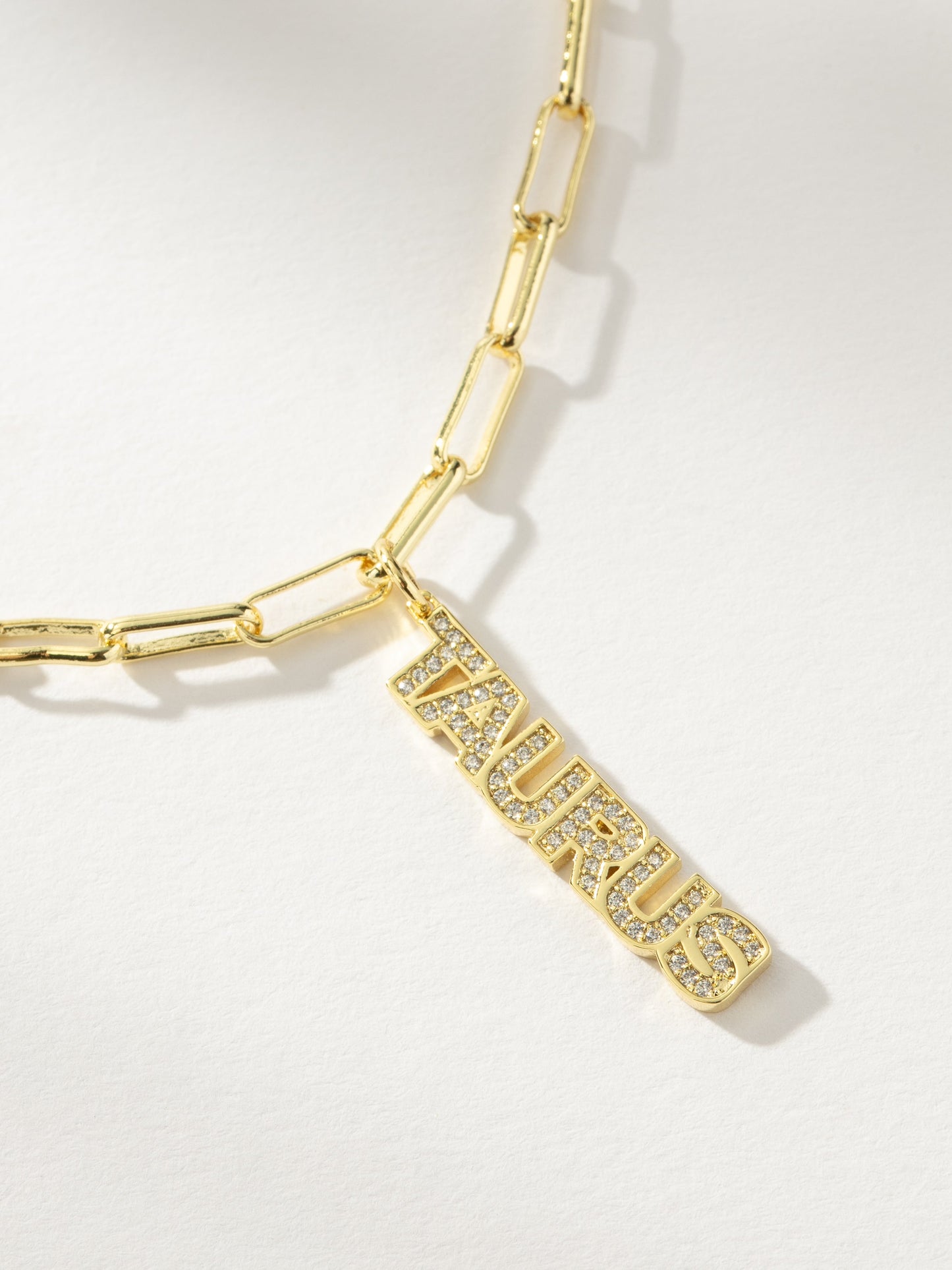 Collier pendentif avec plaque signalétique du zodiaque