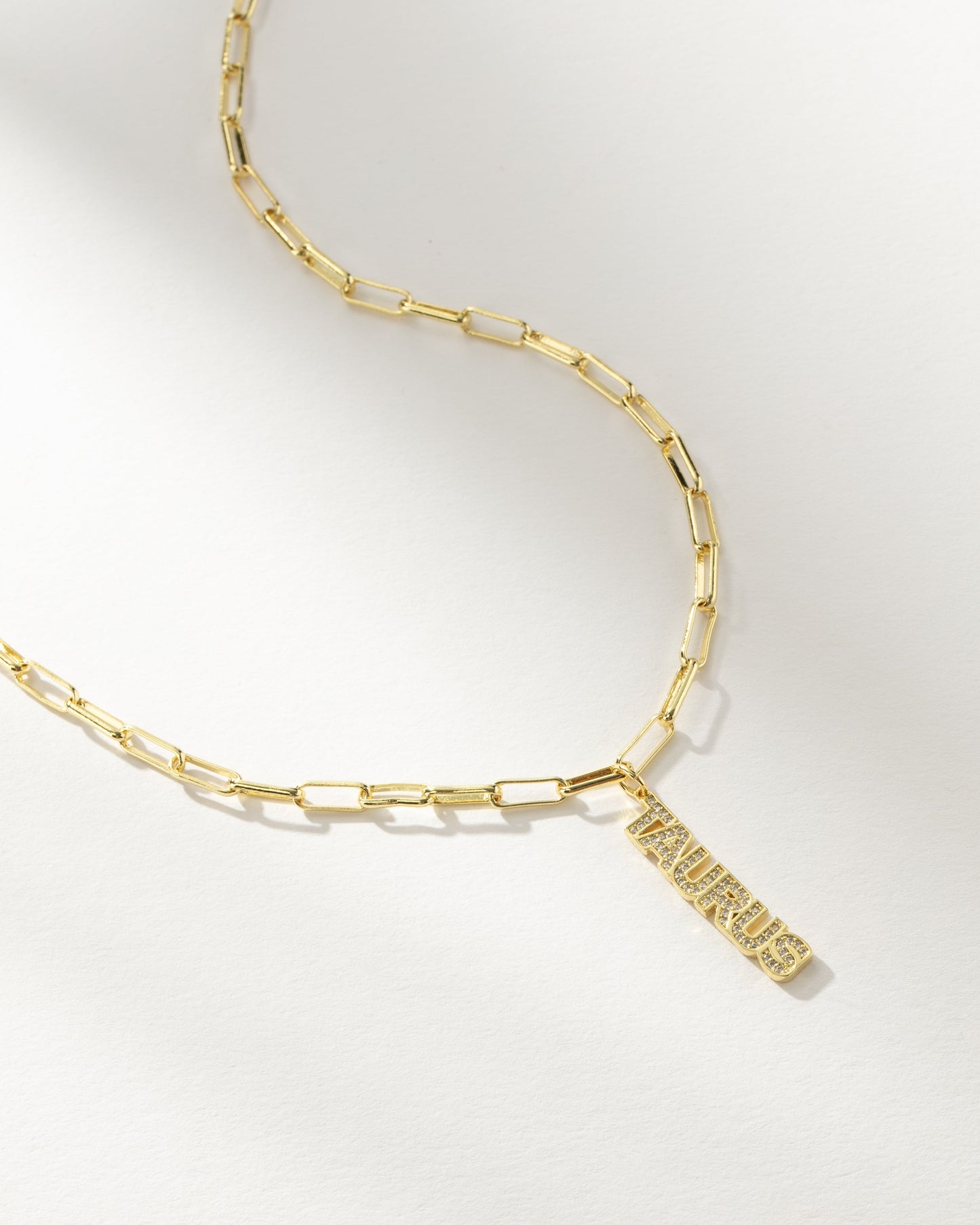 Collier pendentif avec plaque signalétique du zodiaque