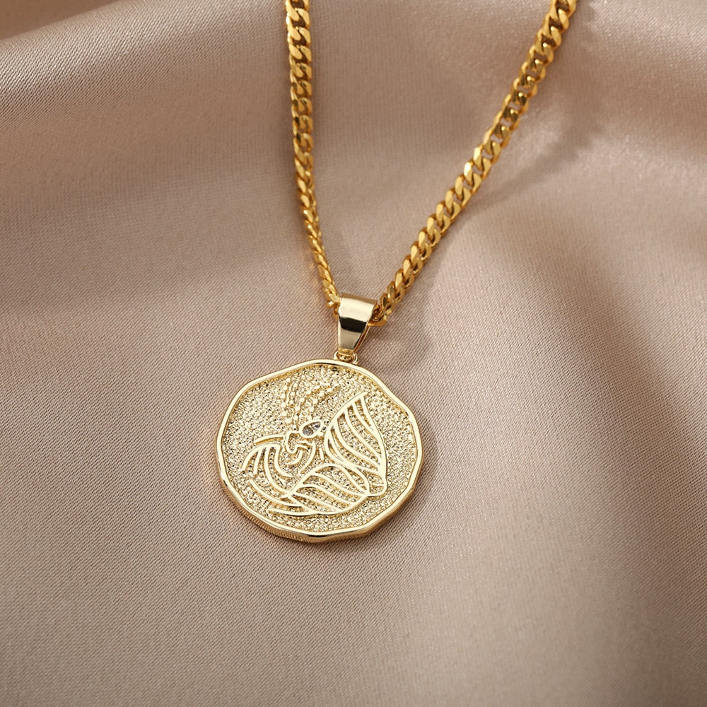 Collier avec pendentif en forme de pièce de monnaie représentant un signe astrologique