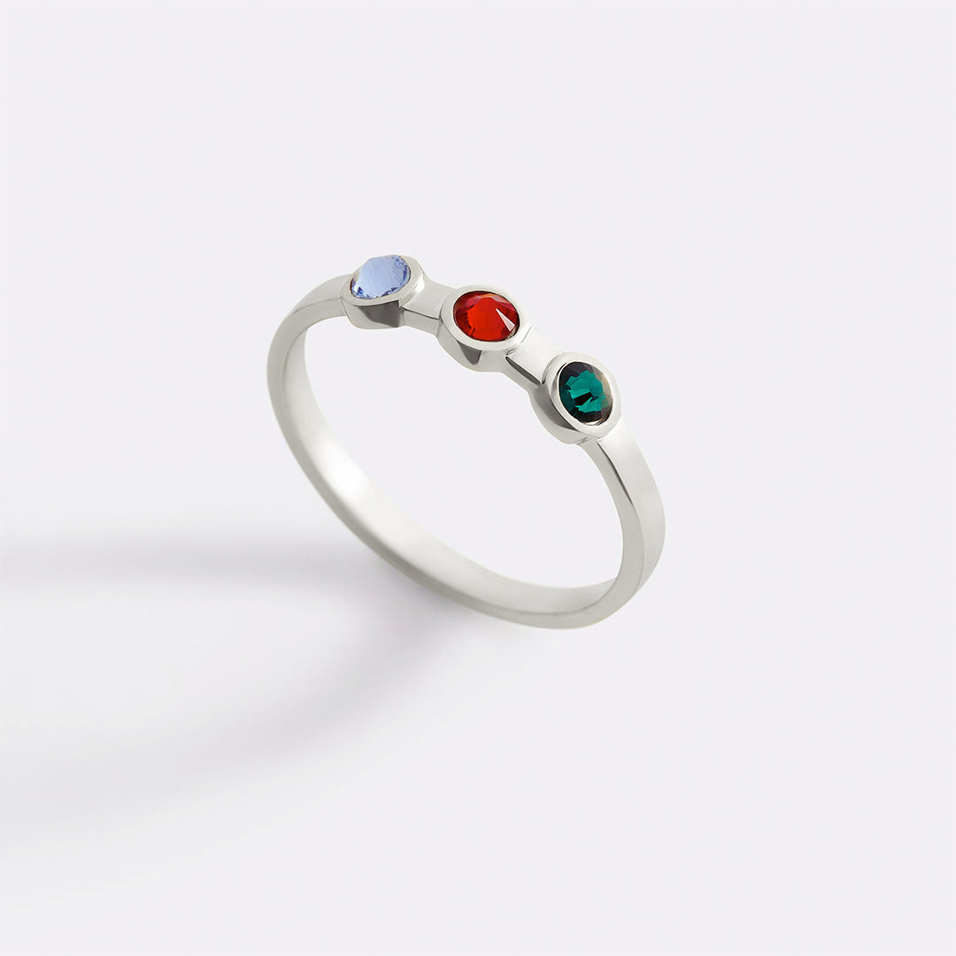 Bague délicate avec 3 pierres de naissance