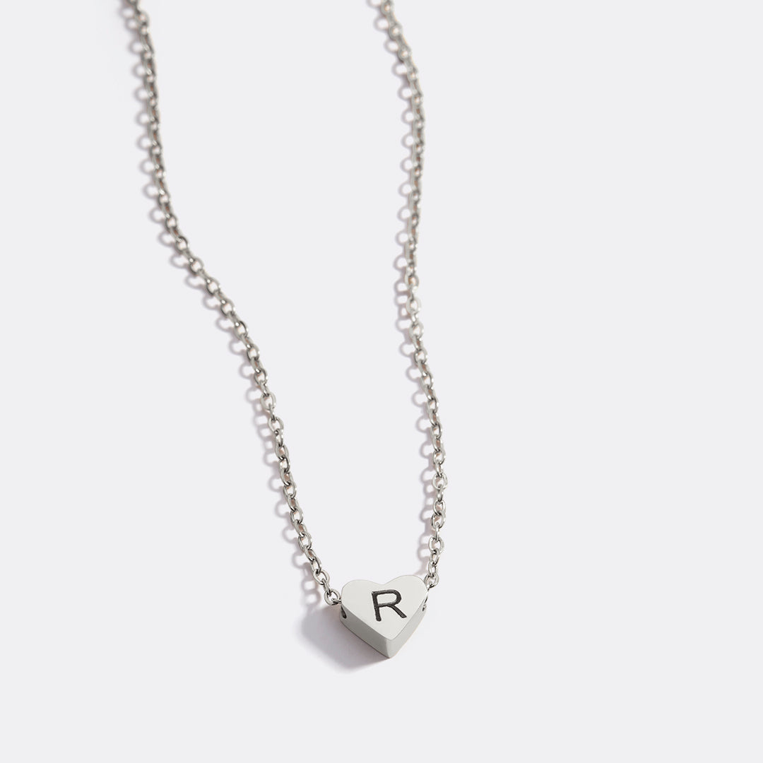 Collier initial en forme de cœur délicat