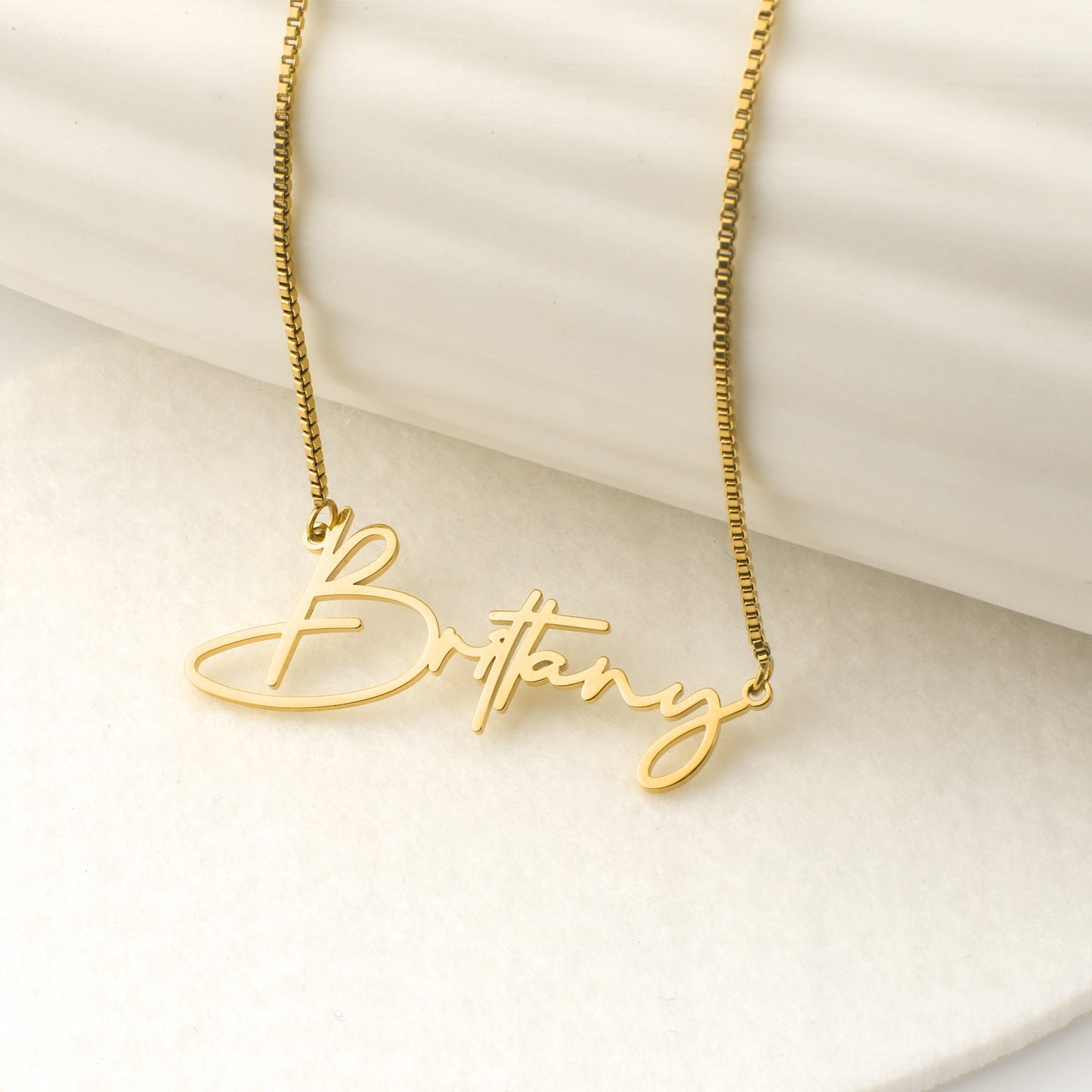 Collier avec nom moderne