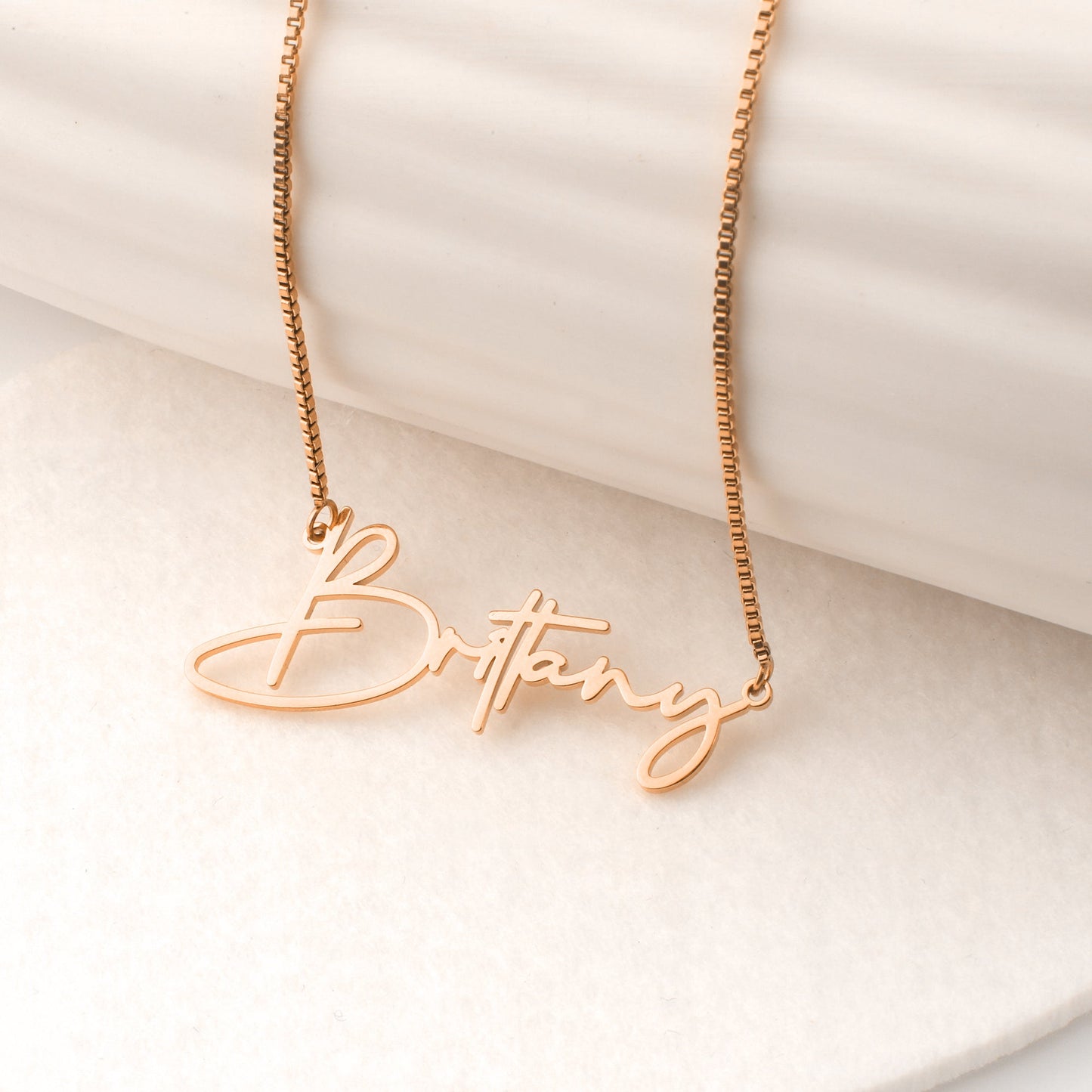 Collier avec nom moderne