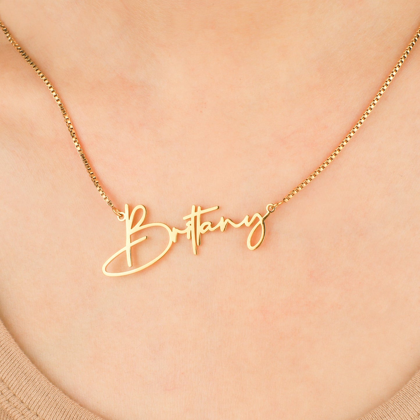 Collier avec nom moderne