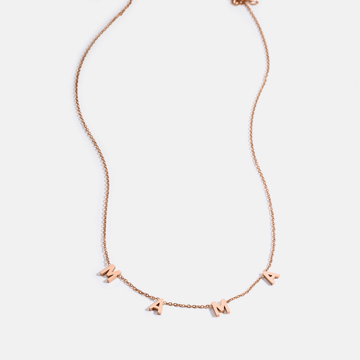 Le collier lettre MAMA