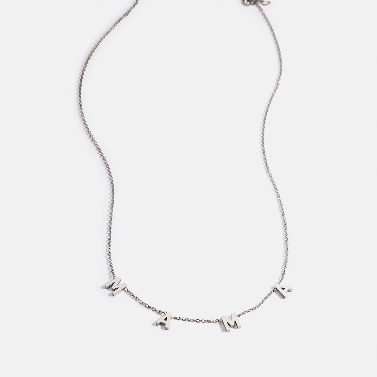 Le collier lettre MAMA