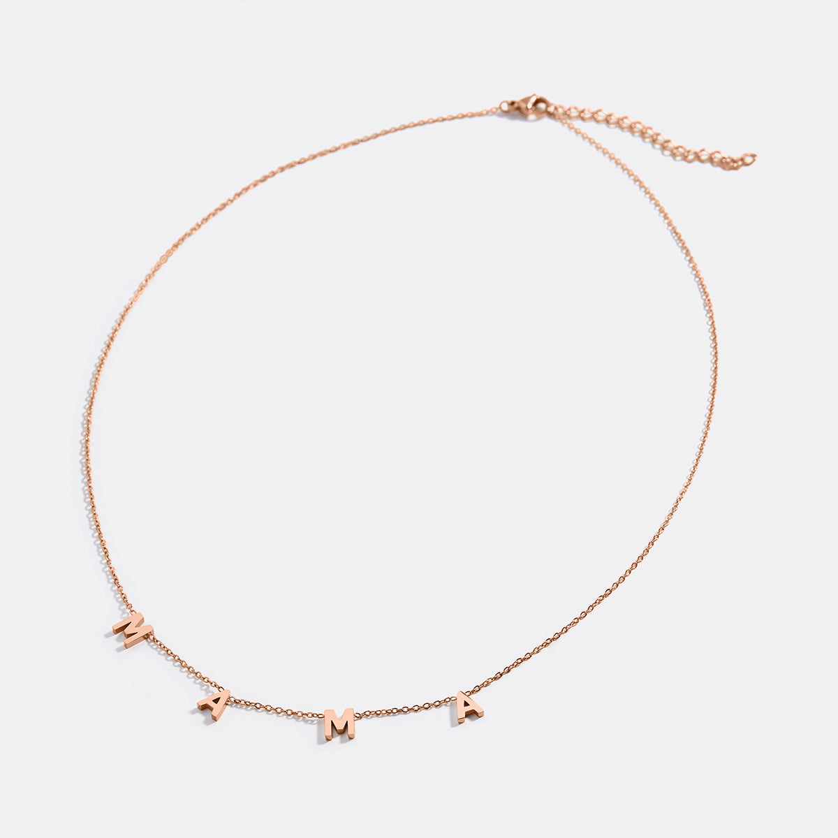 Le collier lettre MAMA