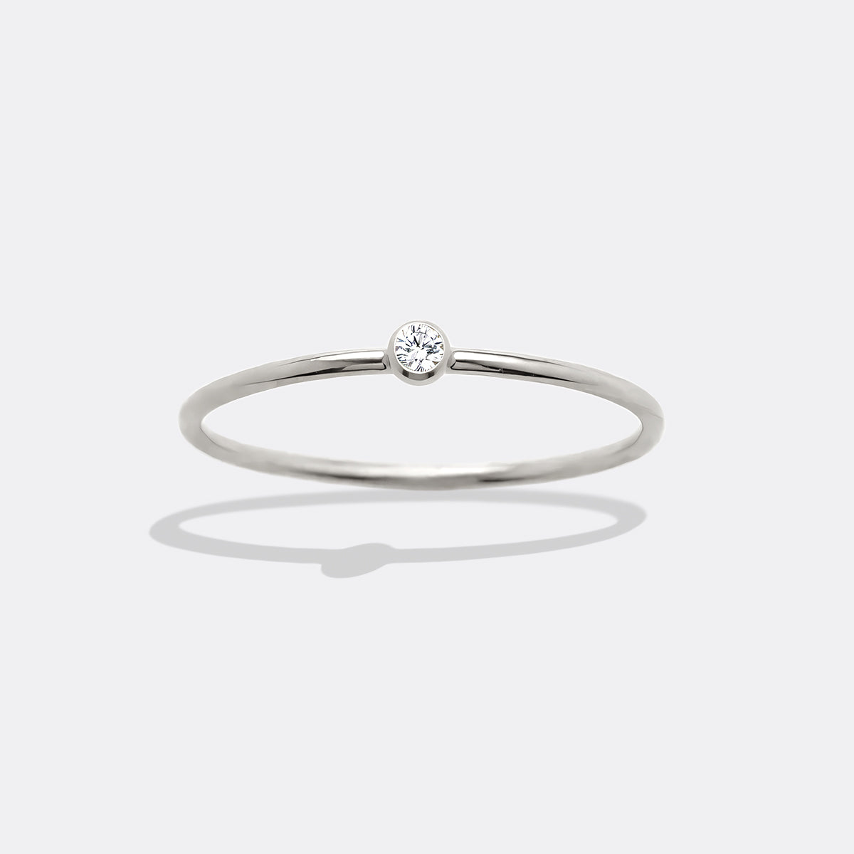 Bague empilable minimaliste sertie de pierres de naissance d'avril