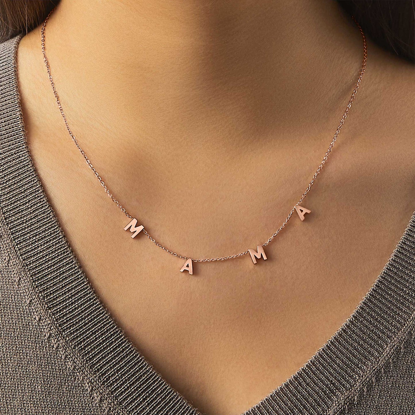 Le collier lettre MAMA