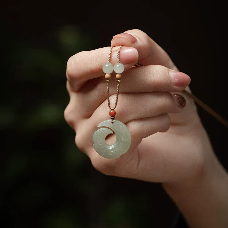 Collier pendentif en jade sculpté à la main