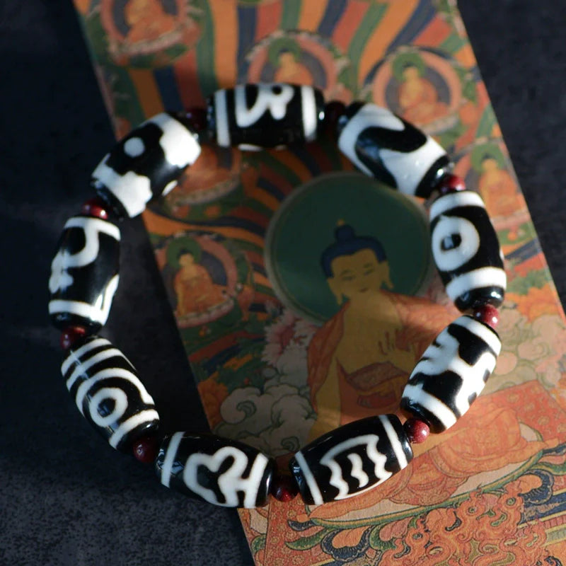Bracelet tibétain en perles dzi noires et blanches avec perles rondes en agate rouge naturelle