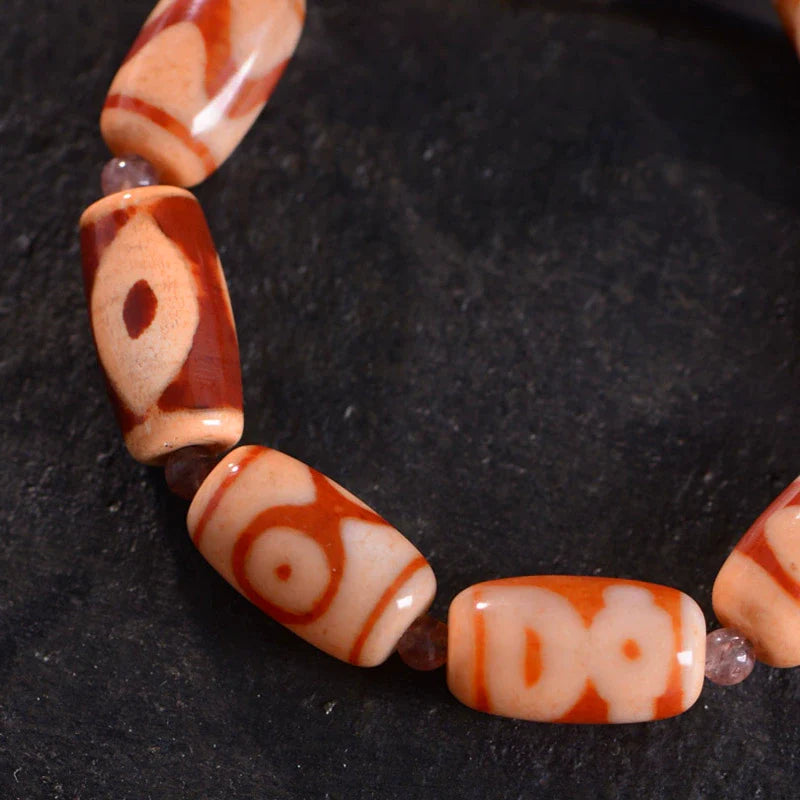 Bracelet de protection tibétain en perles dzi rouges et blanches en agate ancienne avec totems aléatoires