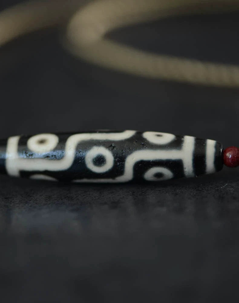 Tibetisches neunäugiges Dzi-Perlen-Charm-Armband mit Perlenanhänger