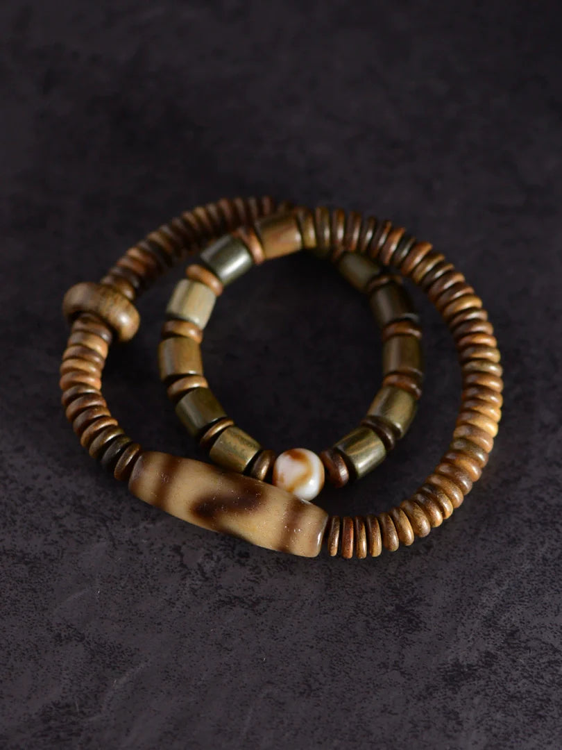 Bracelet tibétain en bois de santal avec dzi dent de tigre