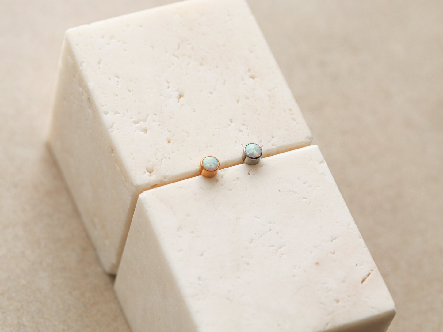 Opale ronde - Dos plat en titane